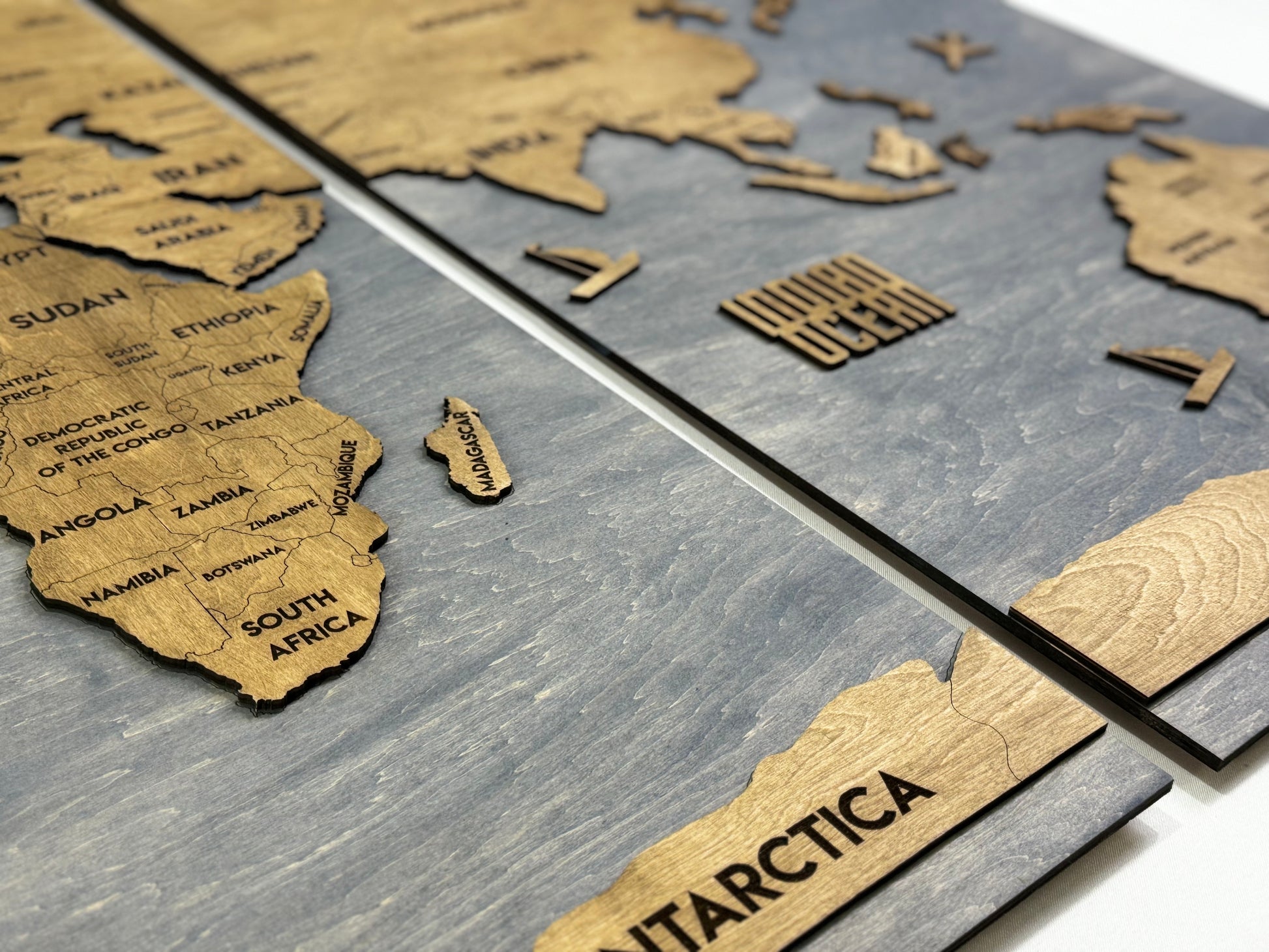 Panel 2 — Drewniana mapa świata na ścianę z oświetleniem LED