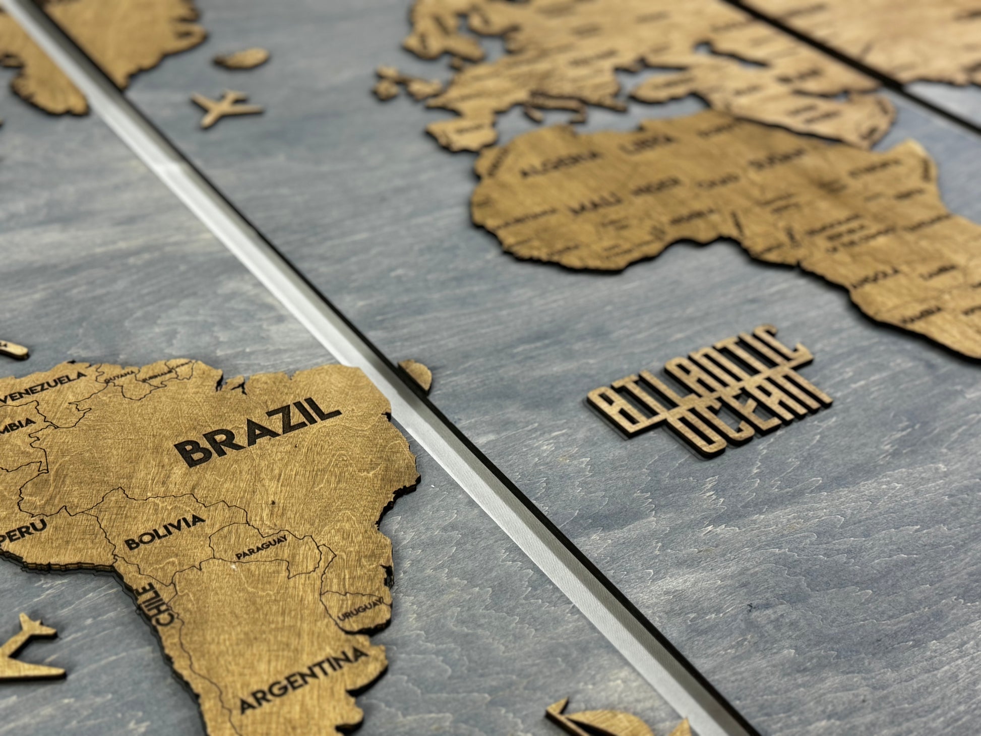 Panel 2 — Drewniana mapa świata na ścianę z oświetleniem LED