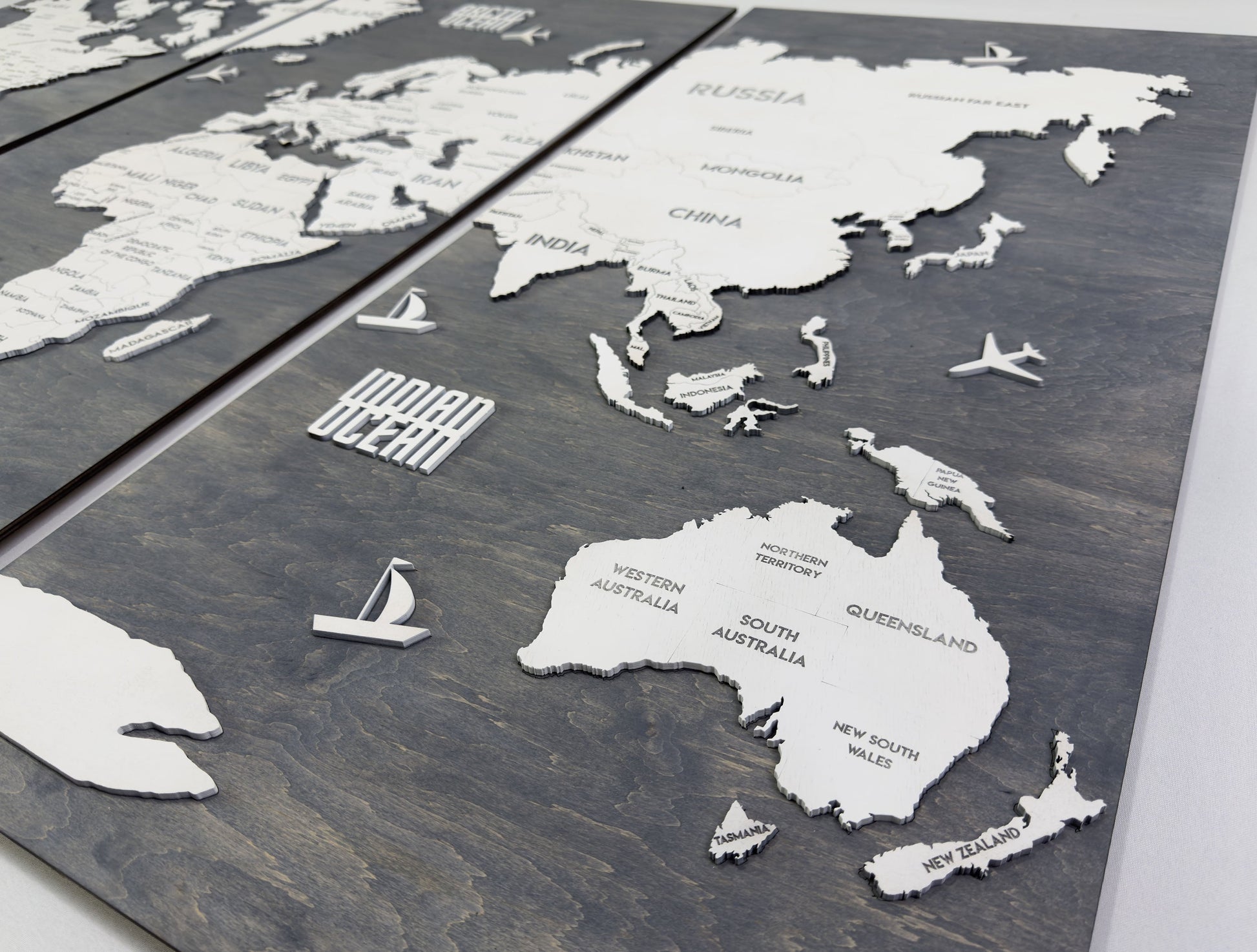 Panel 1 — Drewniana mapa świata na ścianę z oświetleniem LED