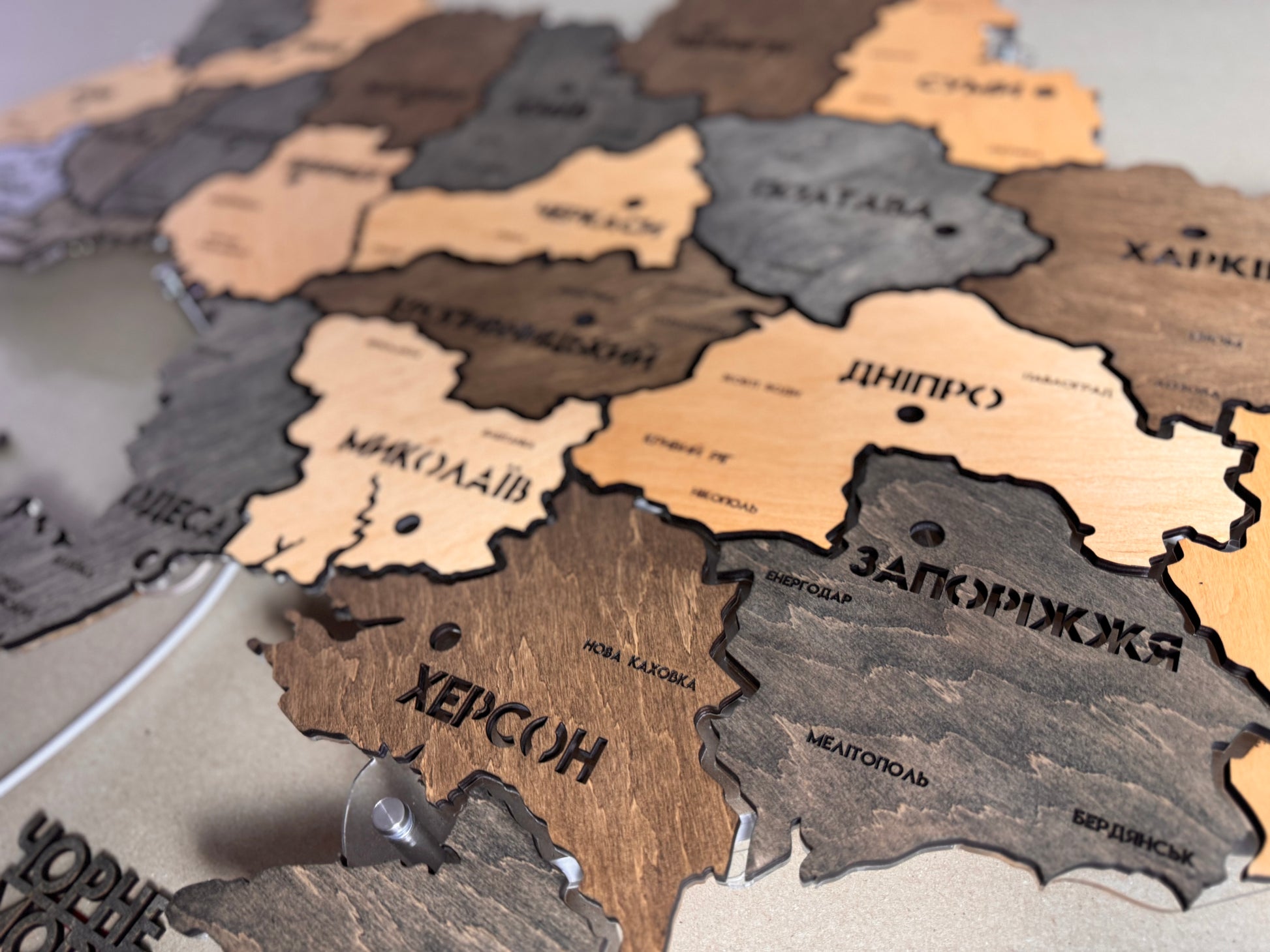 Mapa Ukrainy LED na szkle akrylowym z podświetleniem między regionami kolor Brut