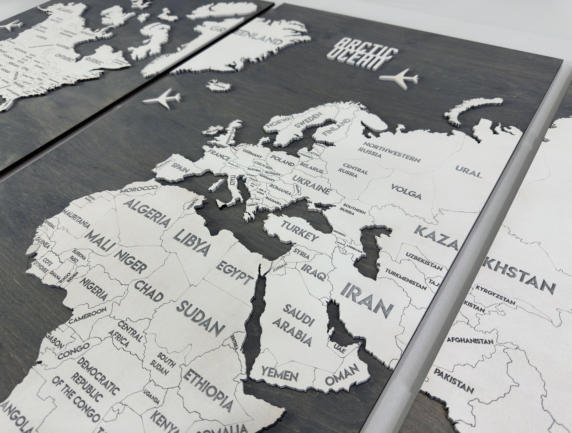 Panel 1 — Drewniana mapa świata na ścianę z oświetleniem LED