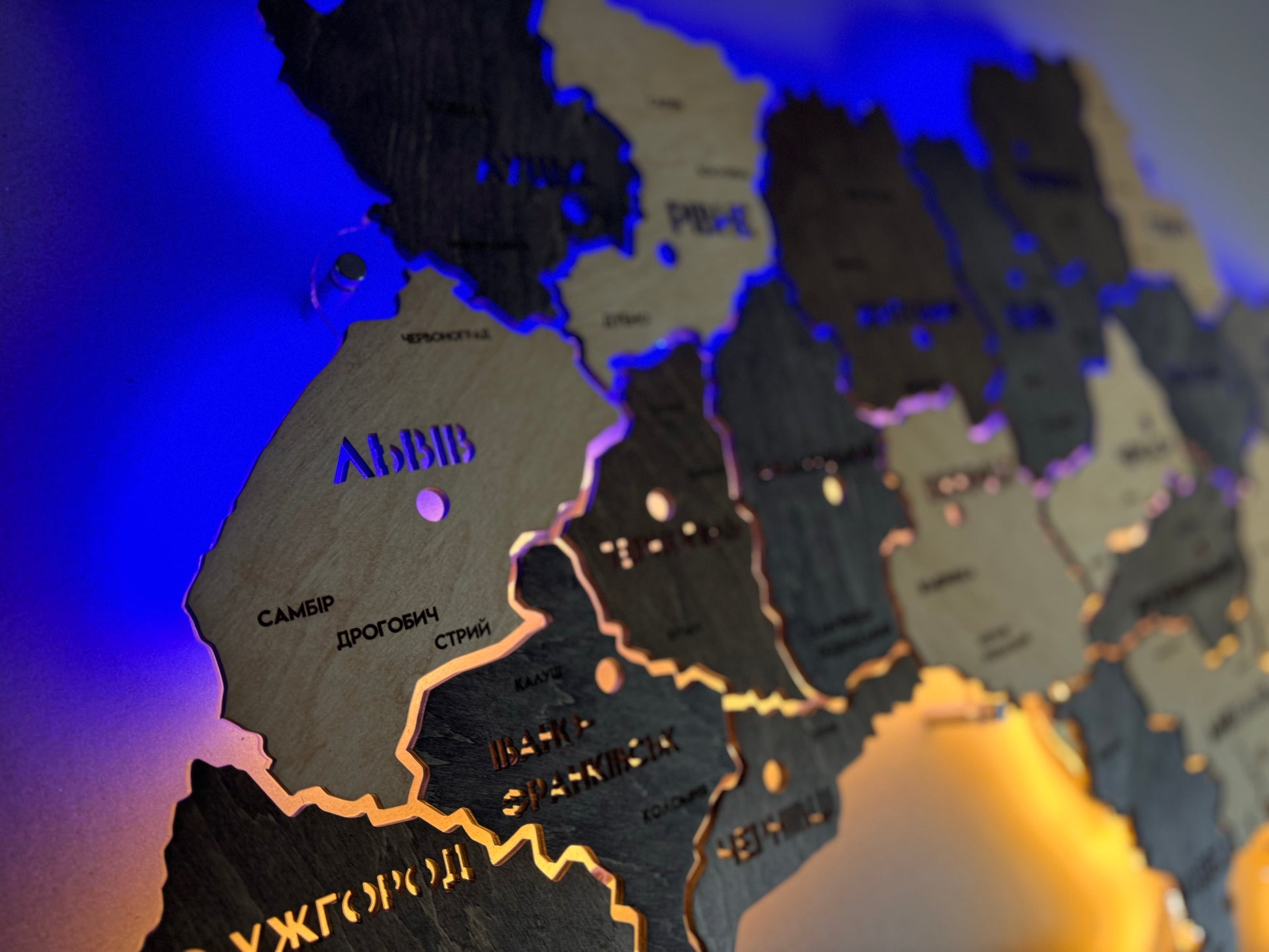 Mapa Ukrainy LED na szkle akrylowym z podświetleniem między regionami kolor Brut