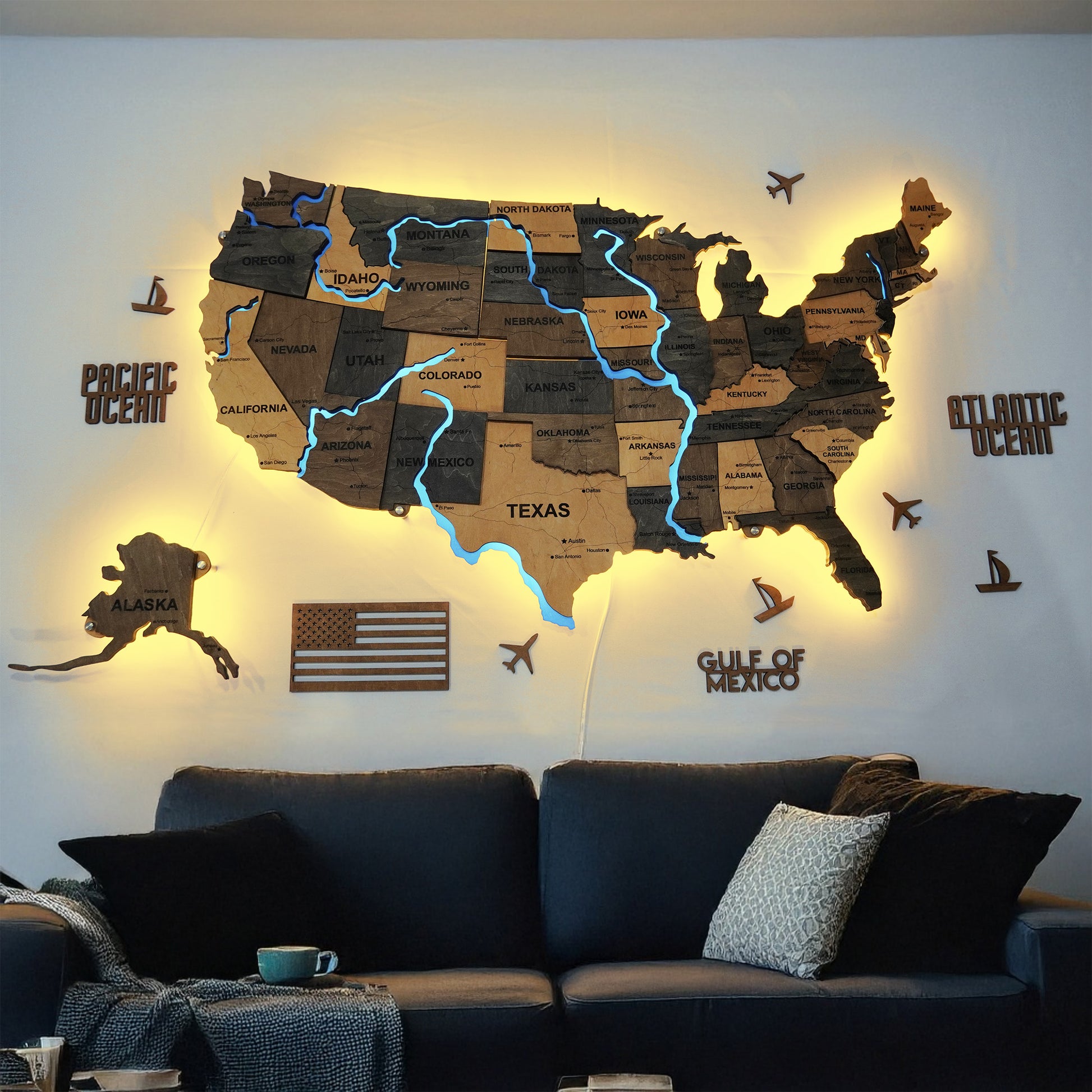 Drewniana mapa USA z LED i rzekami, kolor Brut