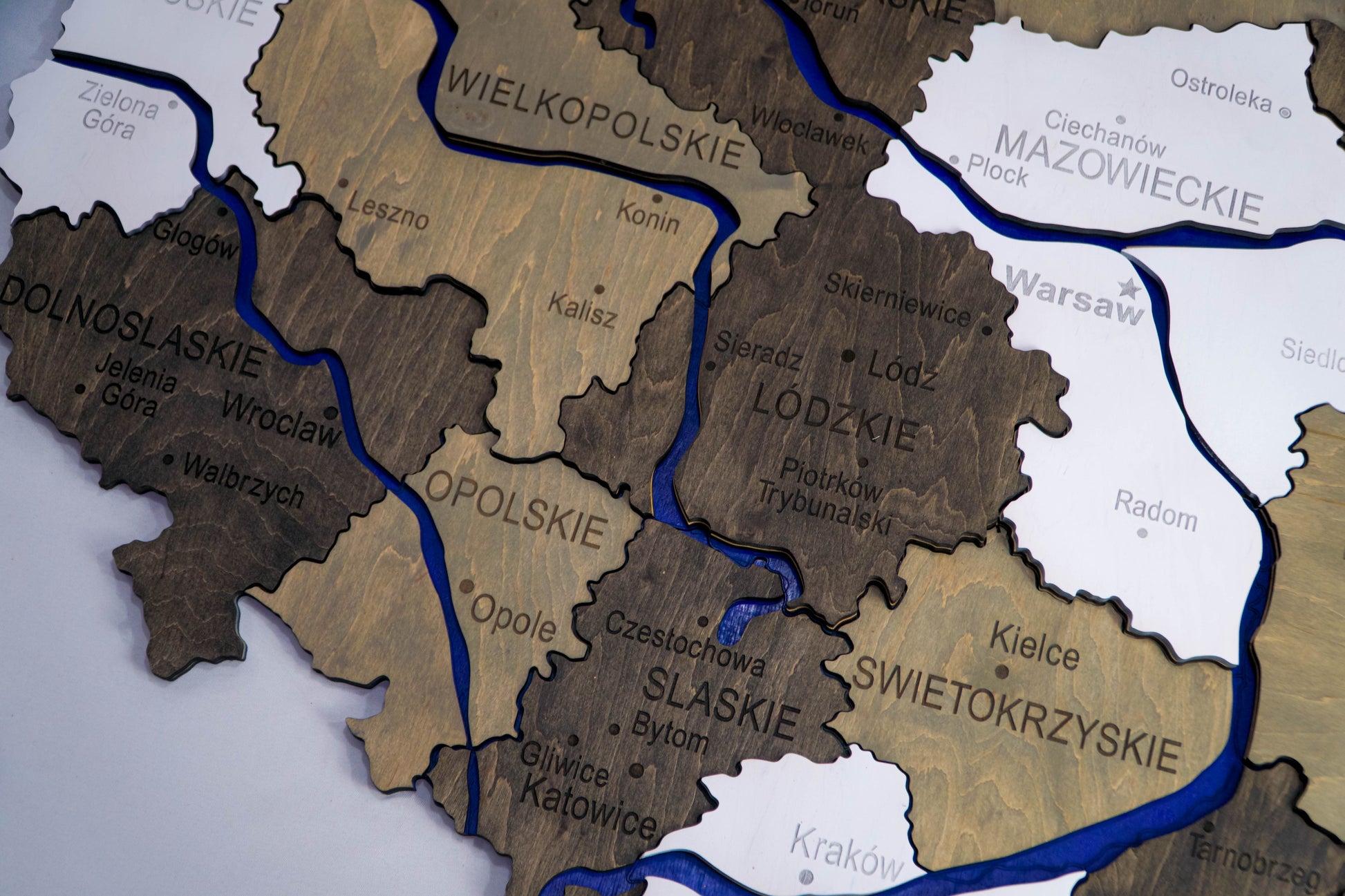 Drewniana wielowarstwowa mapa Polski z malowanymi rzekami, kolor Czarno-bialy