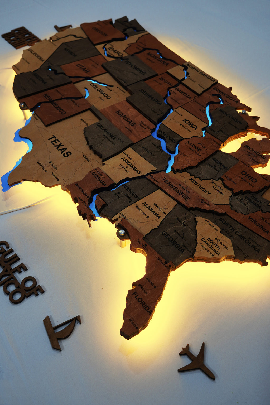 Drewniana mapa USA z LED i rzekami, kolor Warm