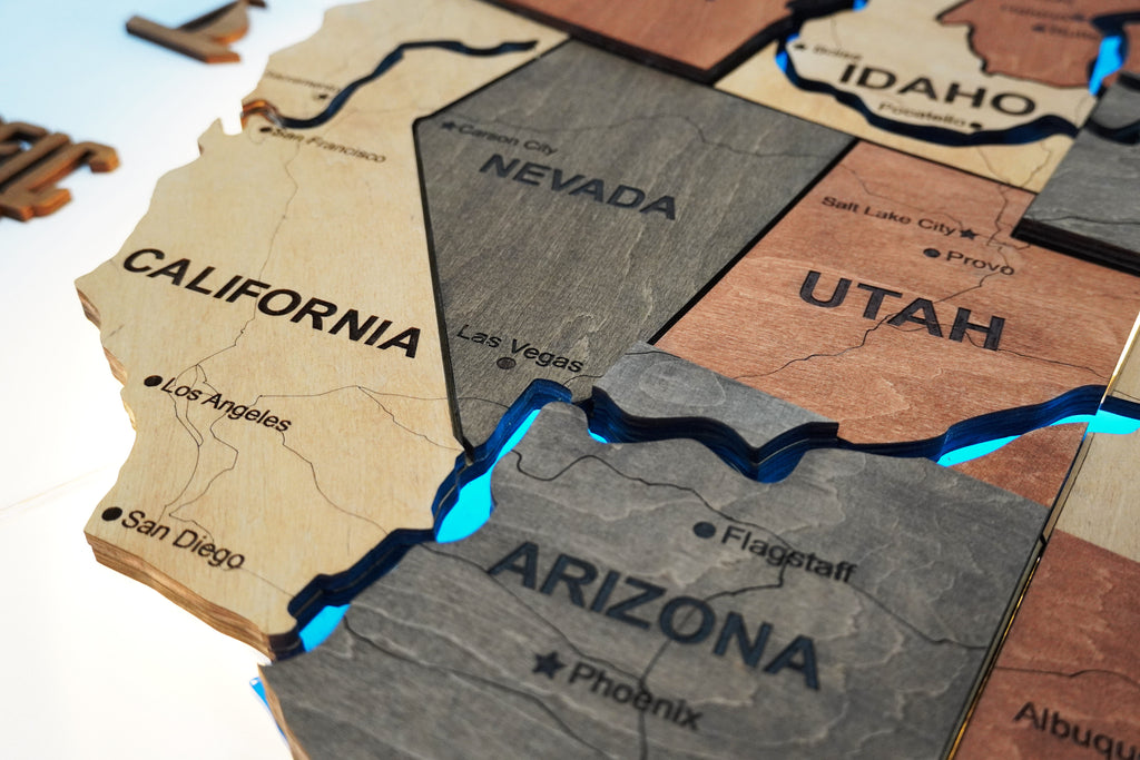 Drewniana mapa USA z LED i rzekami, kolor Warm