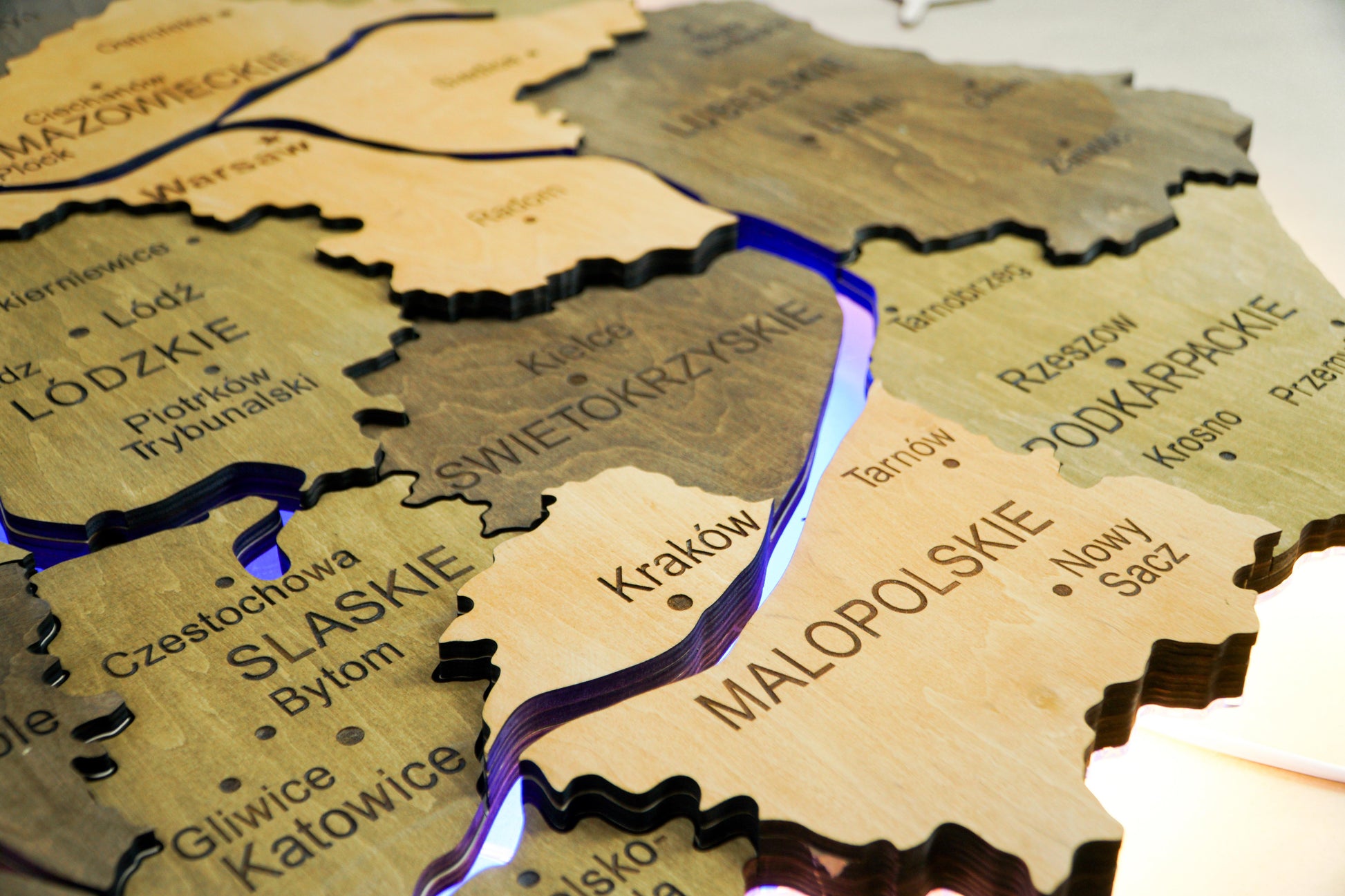 Drewniana wielowarstwowa mapa Polski z podswietlonymi rzekami, kolor Elis