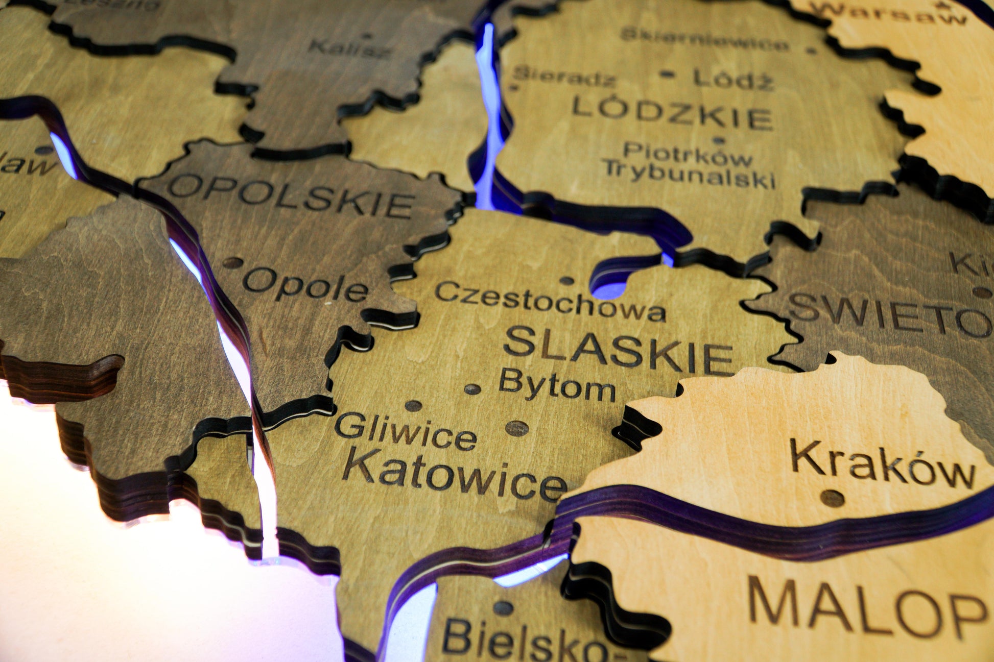 Drewniana wielowarstwowa mapa Polski z podswietlonymi rzekami, kolor Elis
