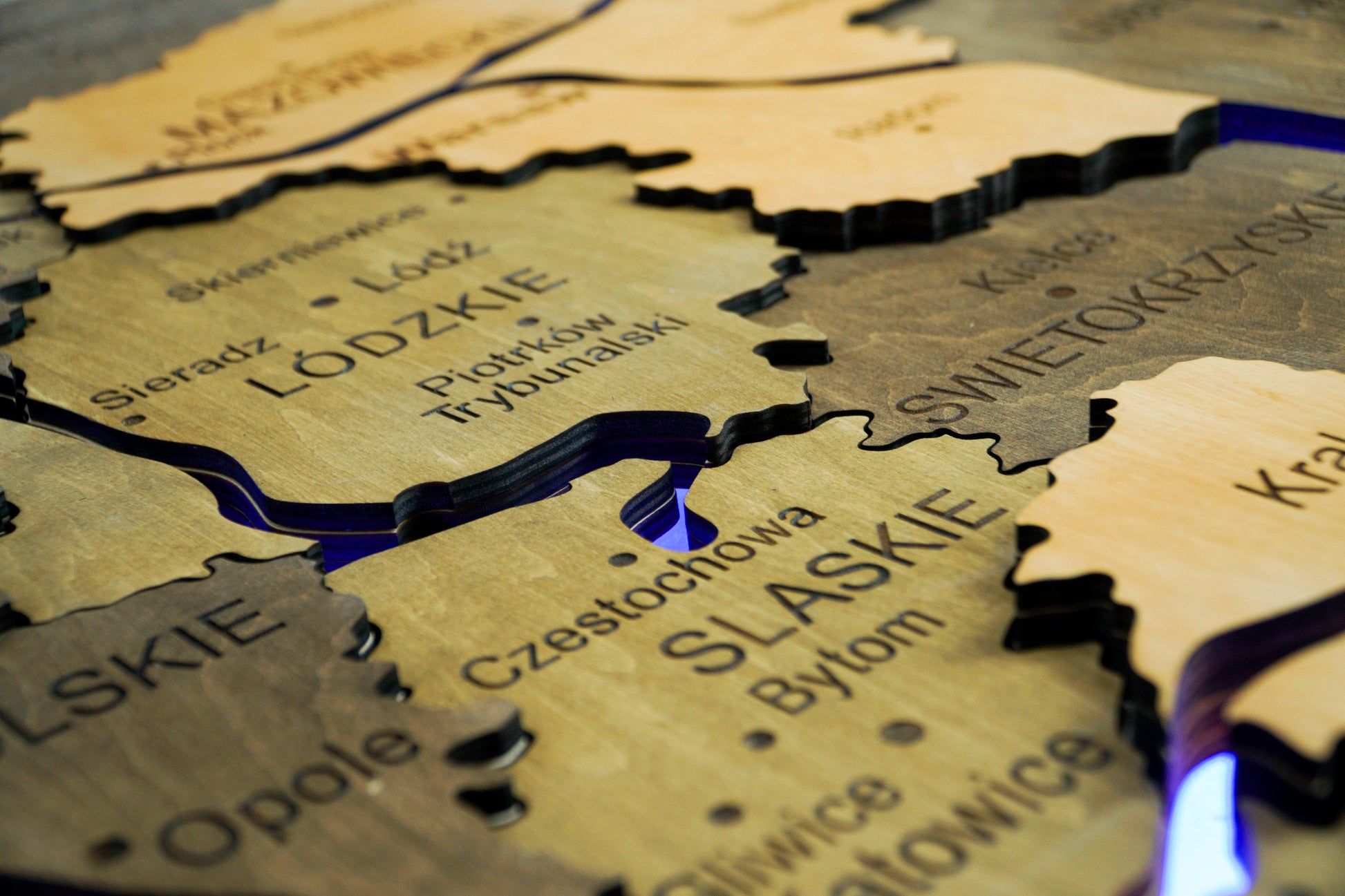 Drewniana wielowarstwowa mapa Polski z podswietlonymi rzekami, kolor Elis