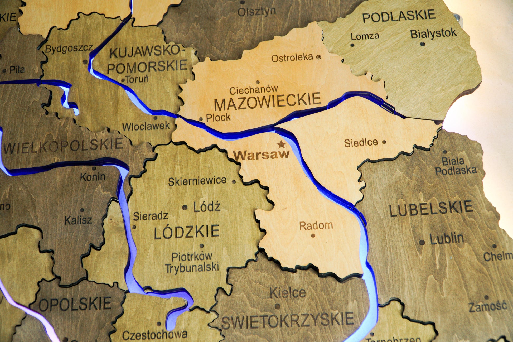 Drewniana wielowarstwowa mapa Polski z podswietlonymi rzekami, kolor Elis