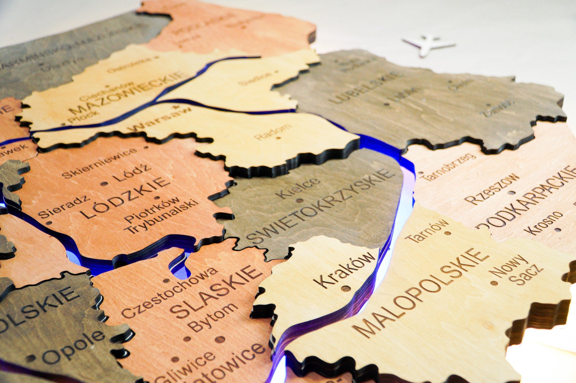 Drewniana wielowarstwowa mapa Polski z podświetlonymi rzekami, kolor Warm