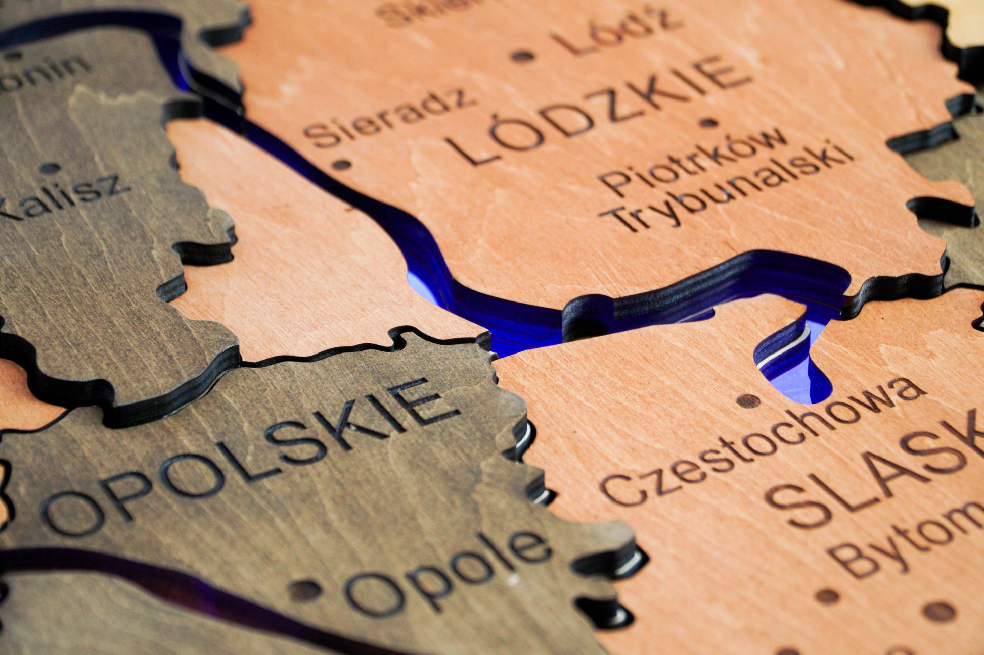 Drewniana wielowarstwowa mapa Polski z podświetlonymi rzekami, kolor Warm