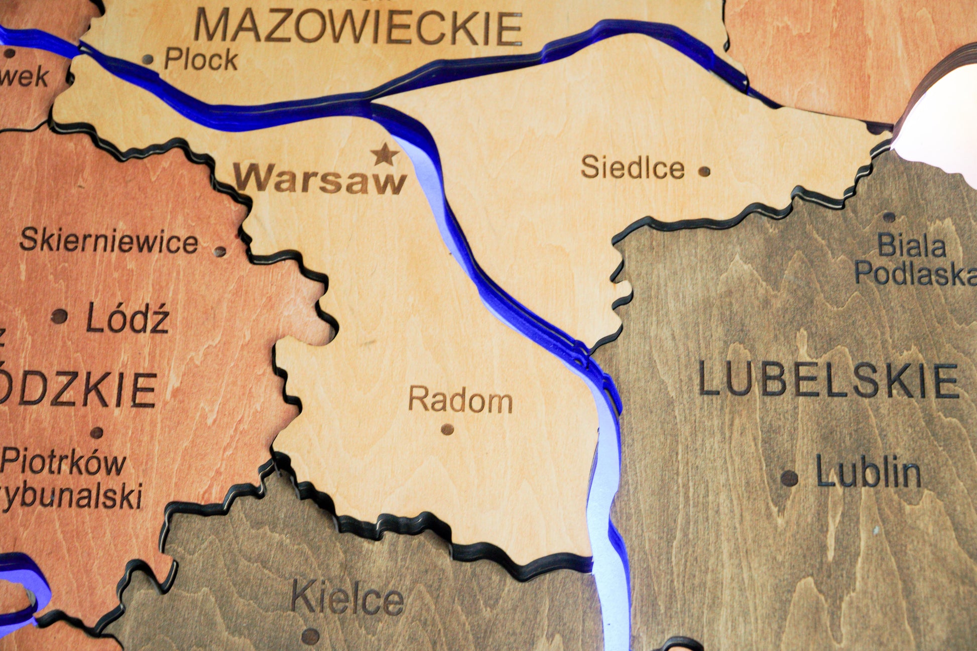 Drewniana wielowarstwowa mapa Polski z podświetlonymi rzekami, kolor Warm