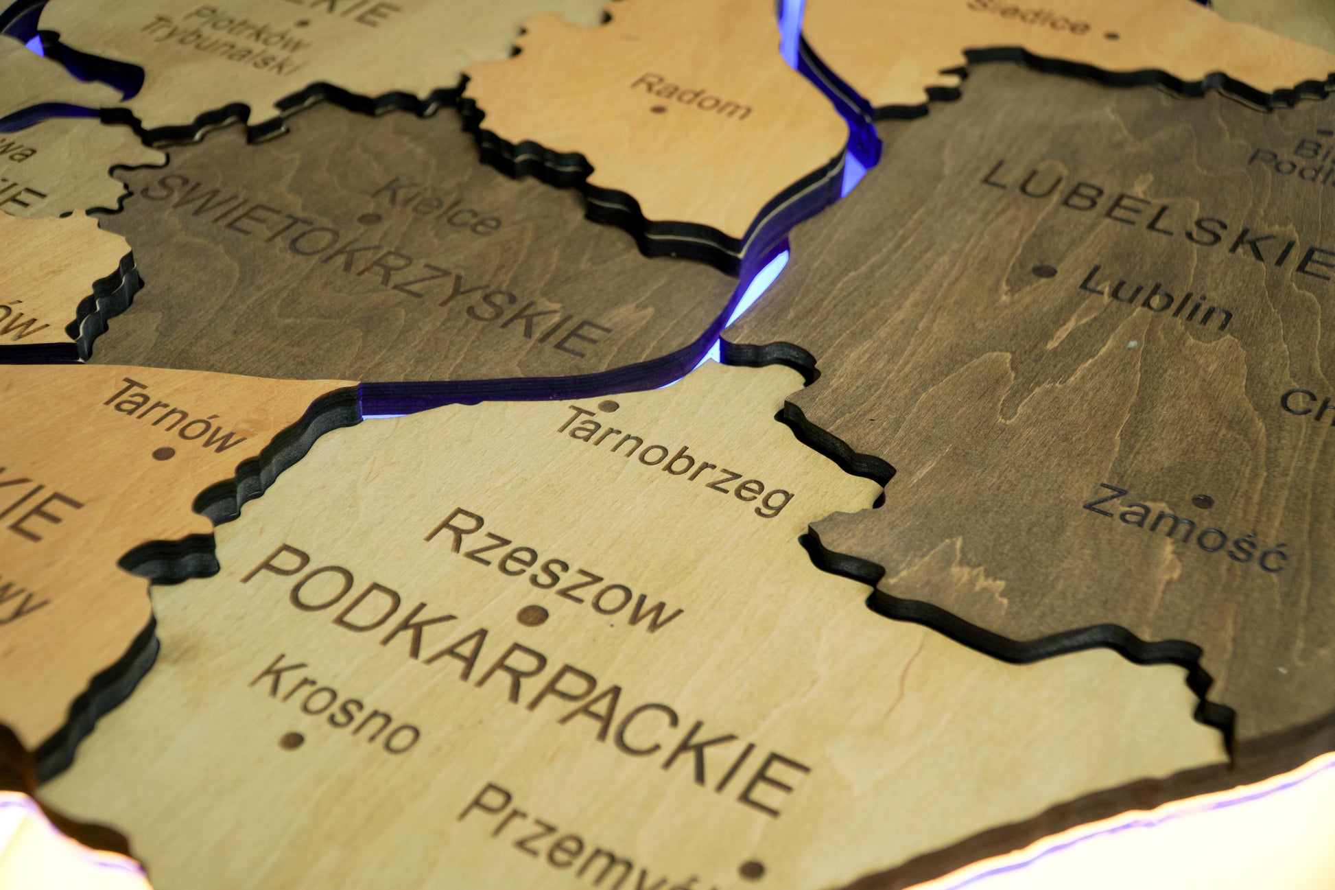 Drewniana wielowarstwowa mapa Polski z podświetlonymi rzekami, kolor Light Tree