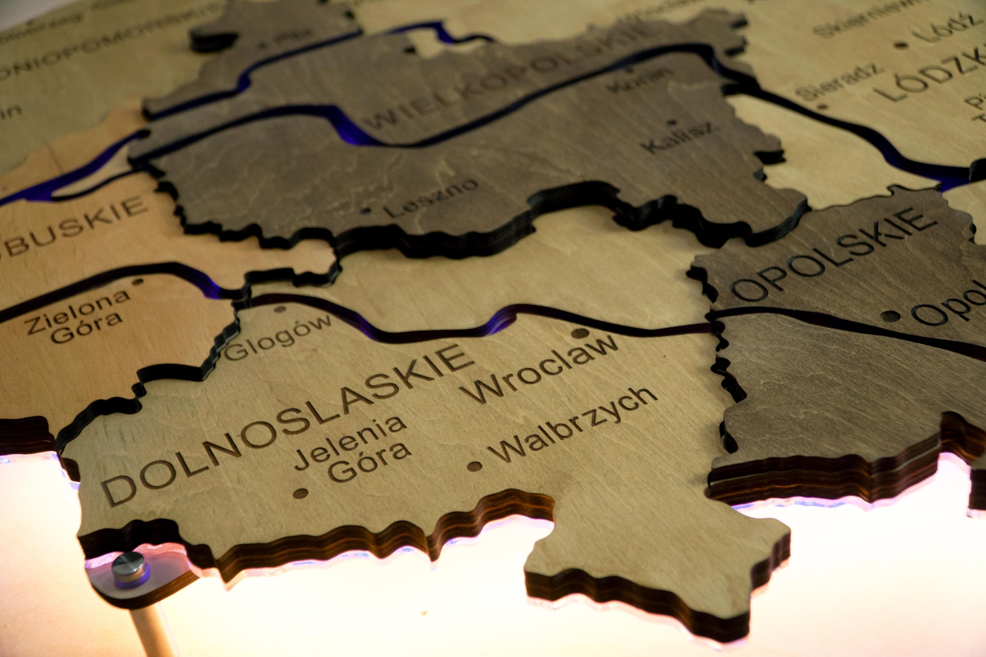 Drewniana wielowarstwowa mapa Polski z podświetlonymi rzekami, kolor Light Tree