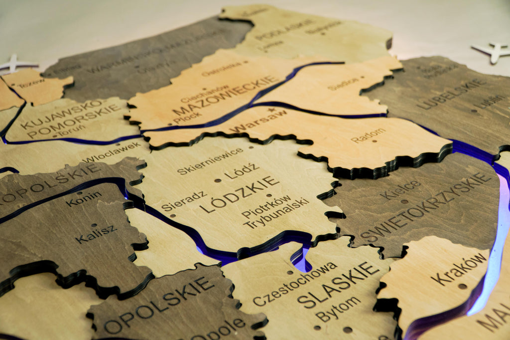 Drewniana wielowarstwowa mapa Polski z podświetlonymi rzekami, kolor Light Tree