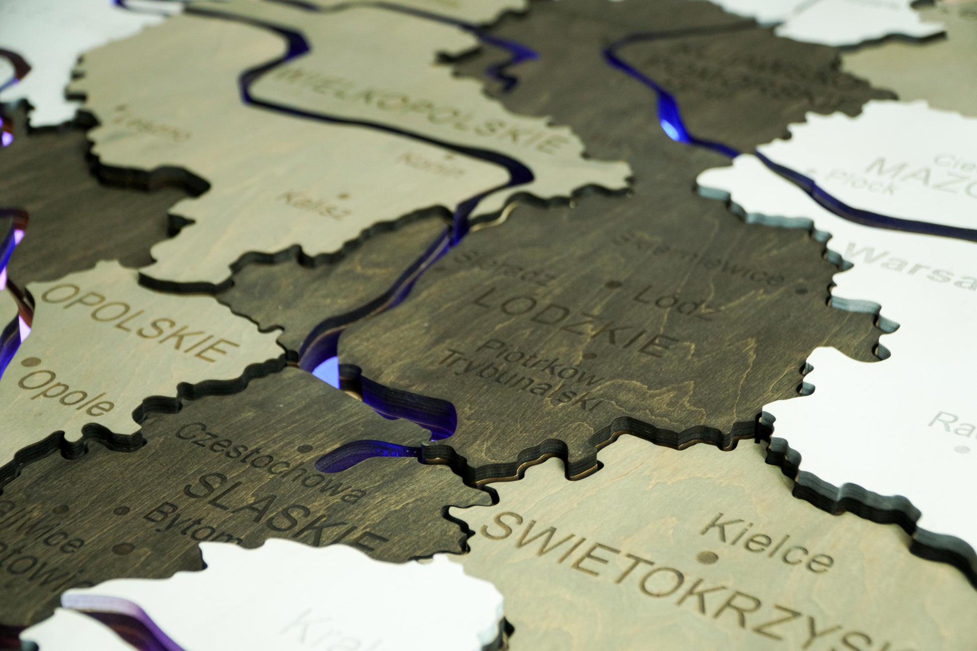 Drewniana wielowarstwowa mapa Polski z podswietlonymi rzekami, kolor Czarno-bialy