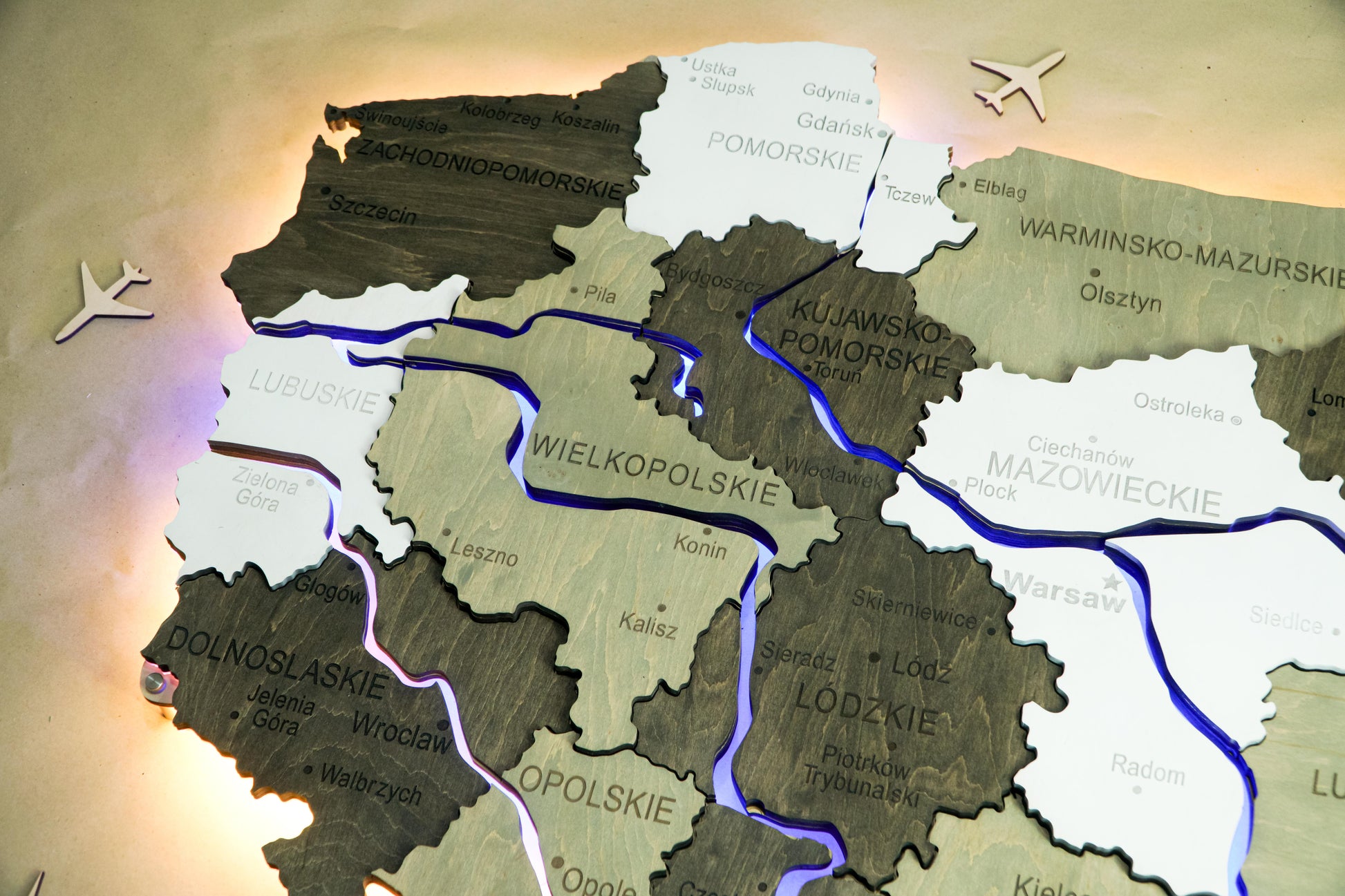 Drewniana wielowarstwowa mapa Polski z podswietlonymi rzekami, kolor Czarno-bialy
