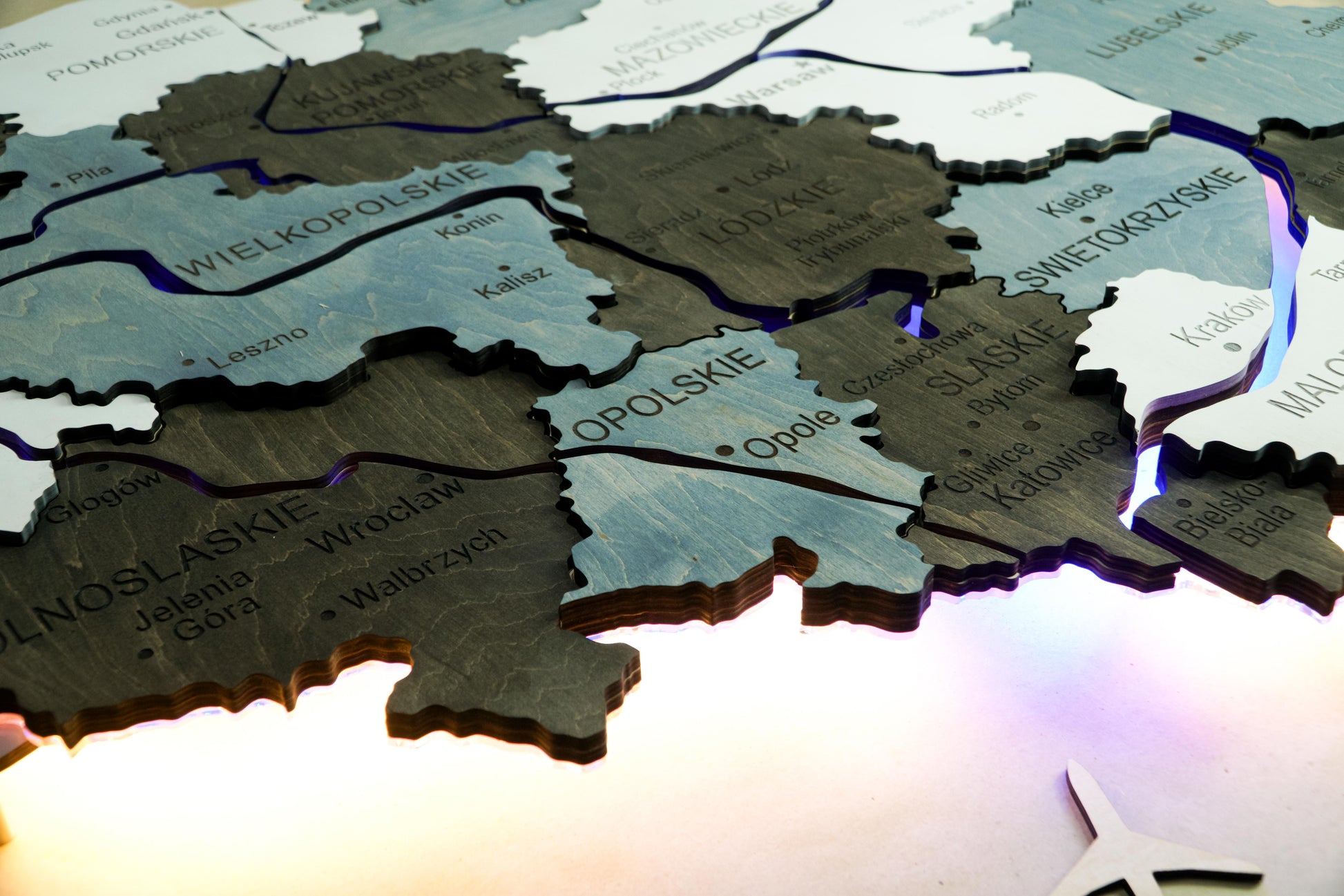 Drewniana wielowarstwowa mapa Polski z podświetlonymi rzekami, kolor Loft