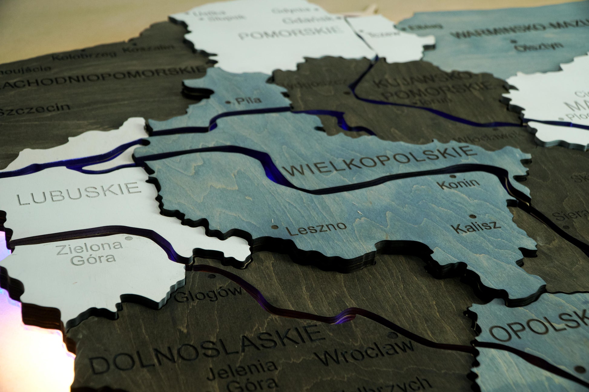 Drewniana wielowarstwowa mapa Polski z podświetlonymi rzekami, kolor Loft