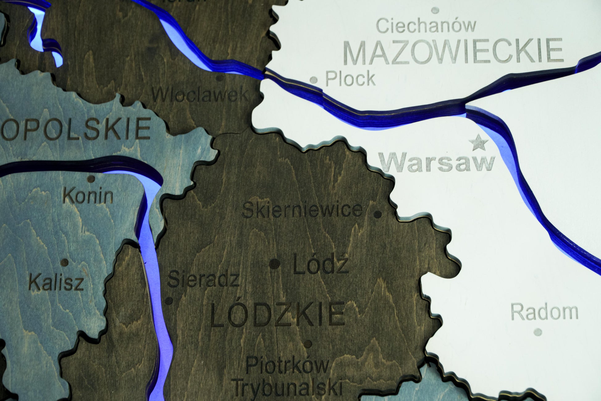 Drewniana wielowarstwowa mapa Polski z podświetlonymi rzekami, kolor Loft