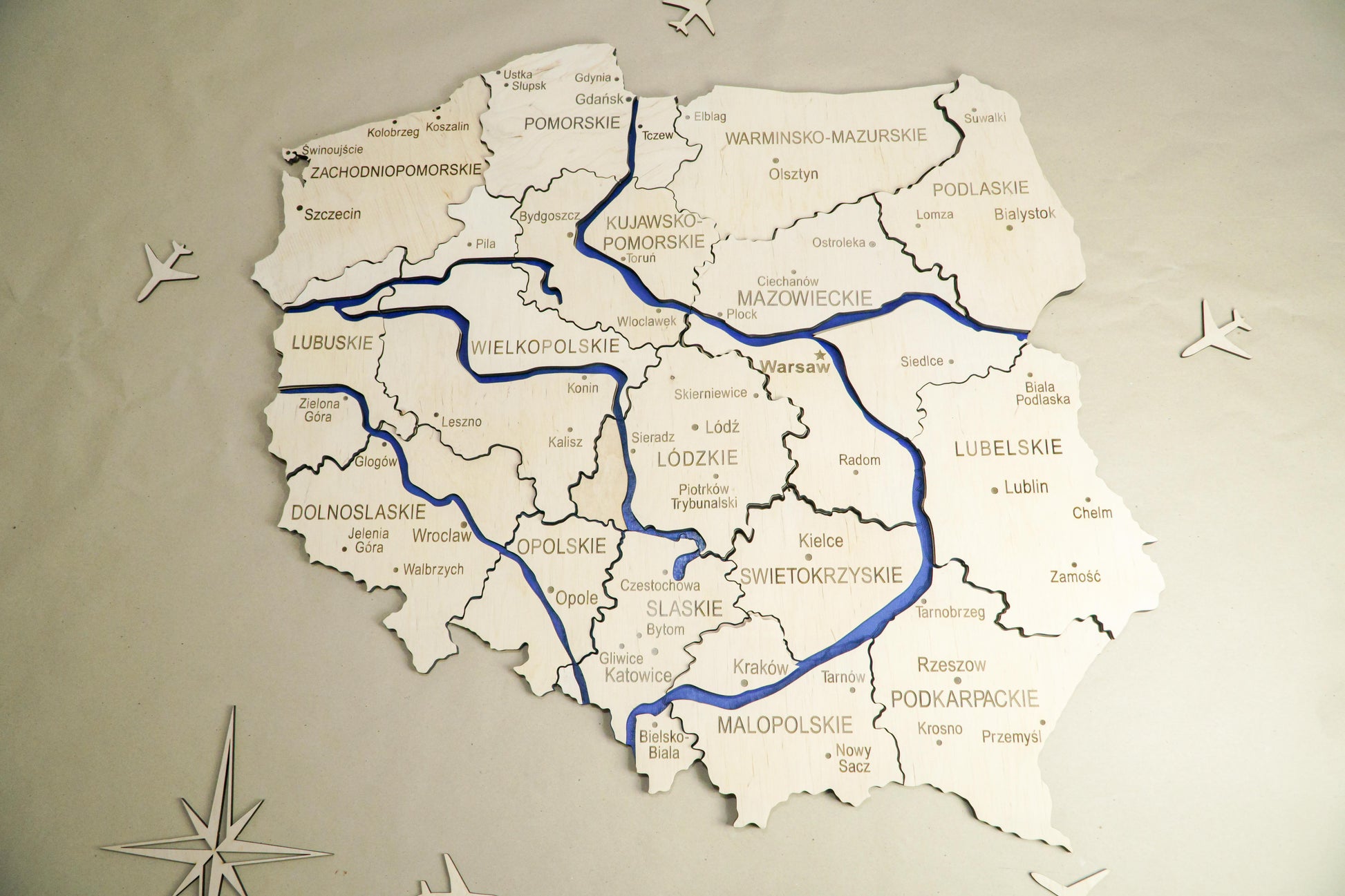 Drewniana wielowarstwowa mapa Polski z podświetlonymi rzekami, kolor Natural
