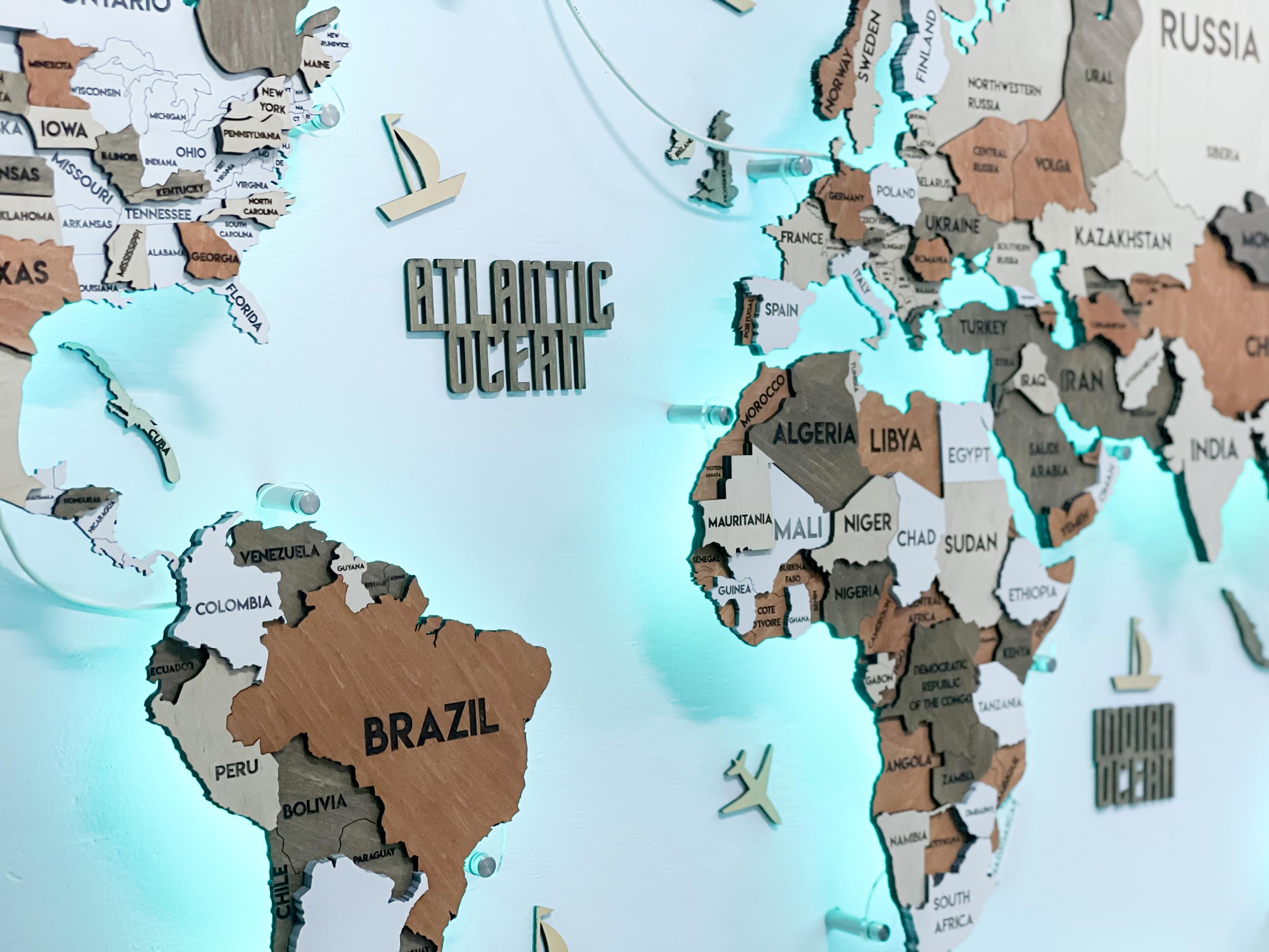 Drewniana wielowarstwowa mapa swiata 3D LED kolor Dublin