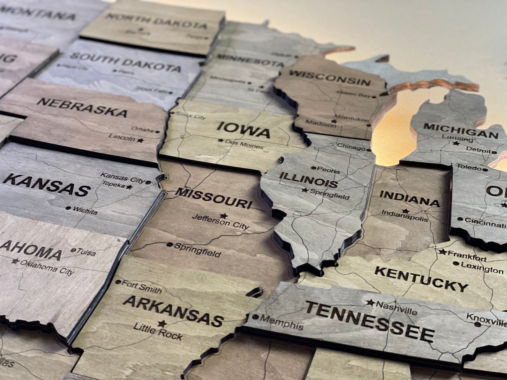 Drewniana mapa USA 3D LED, kolor Dark Nut