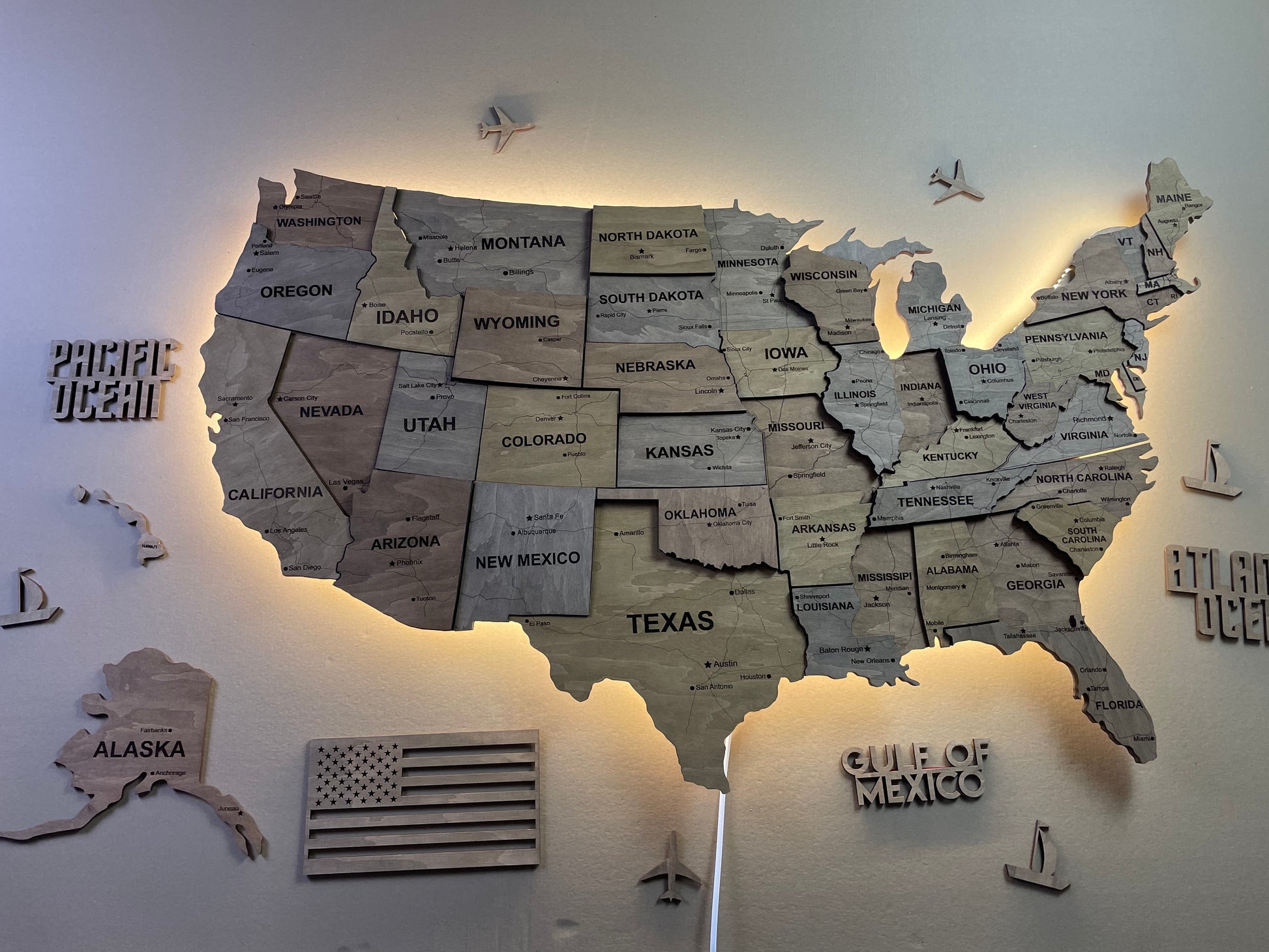Drewniana mapa USA 3D LED, kolor Dark Nut