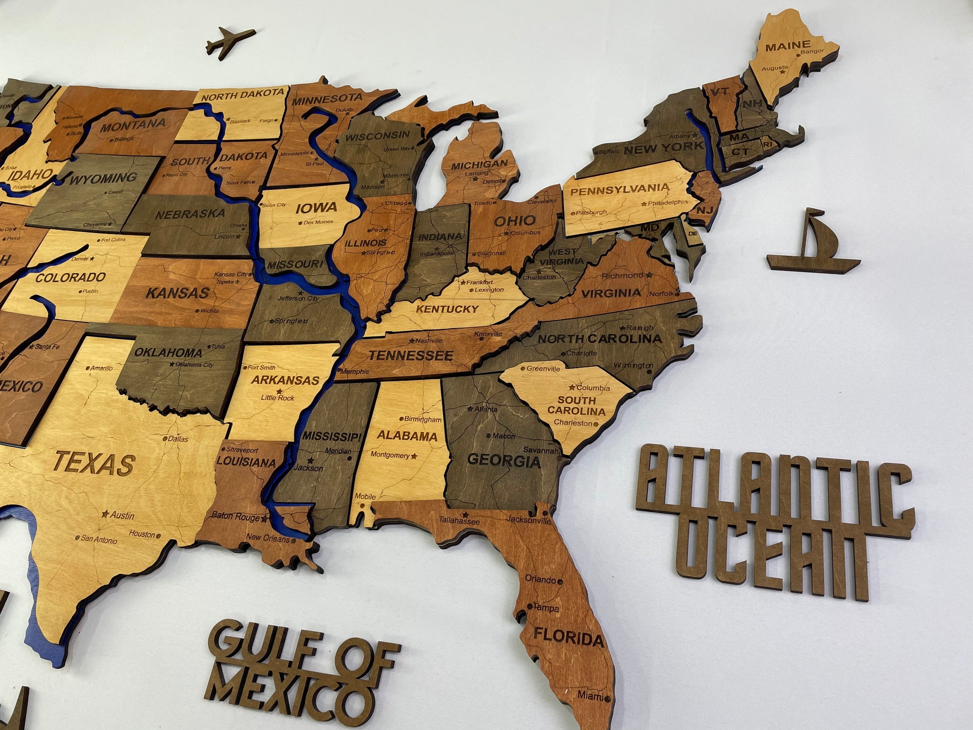 Drewniana mapa USA z rzekami, kolor Warm