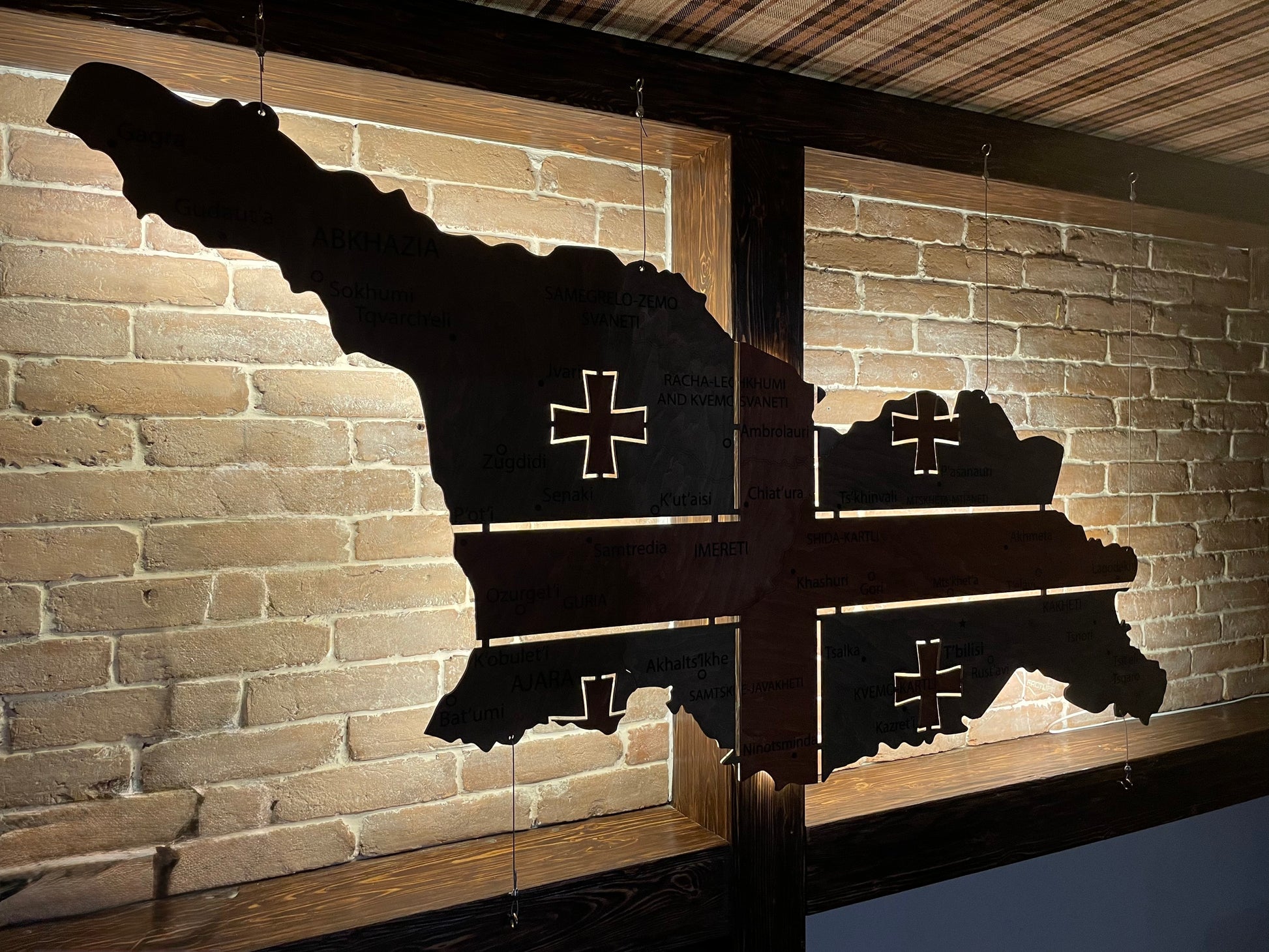 Mapa Gruzji LED na szkle akrylowym z podswietleniem miedzy regionami kolor Flag