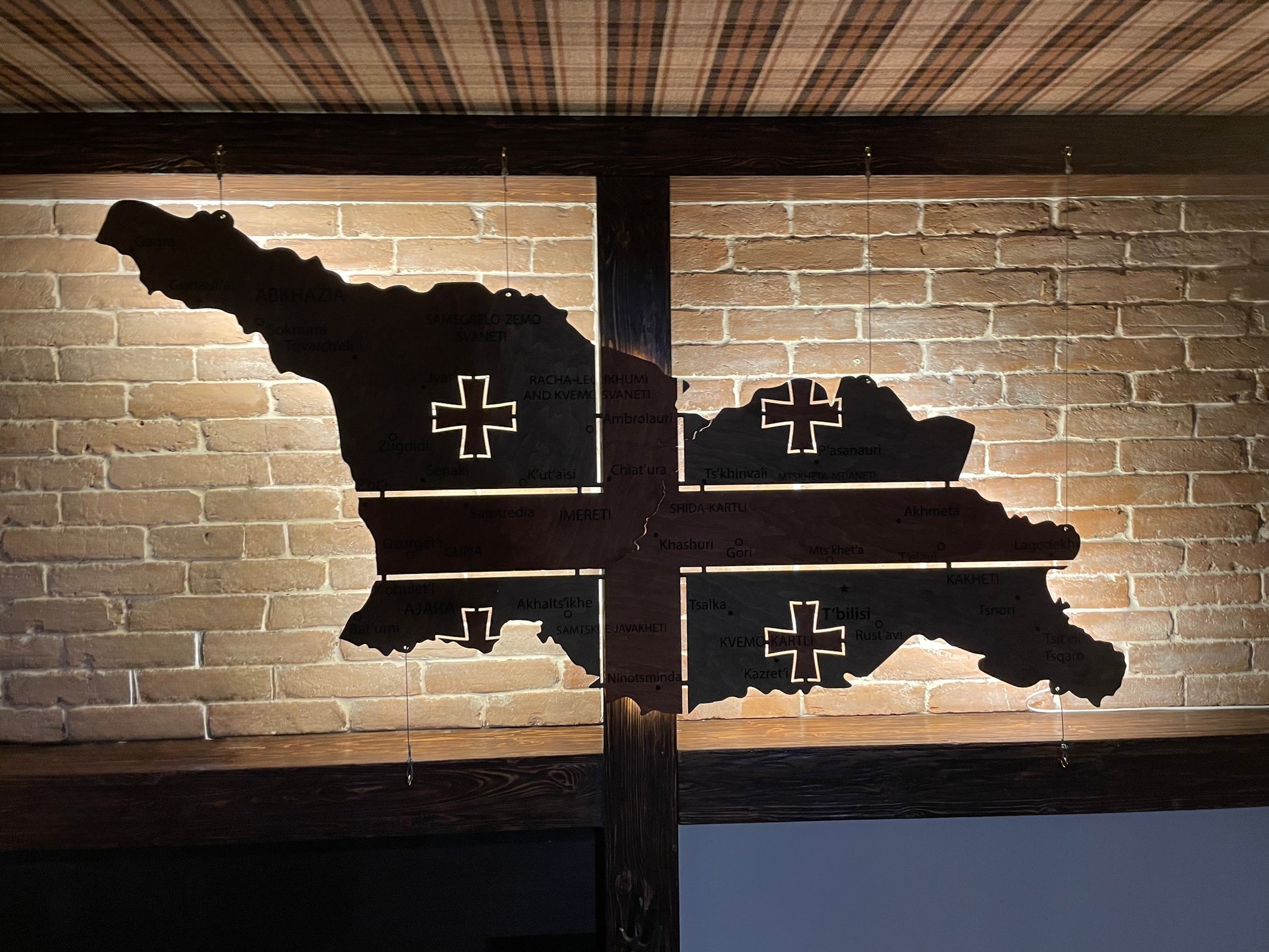 Mapa Gruzji LED na szkle akrylowym z podswietleniem miedzy regionami kolor Flag