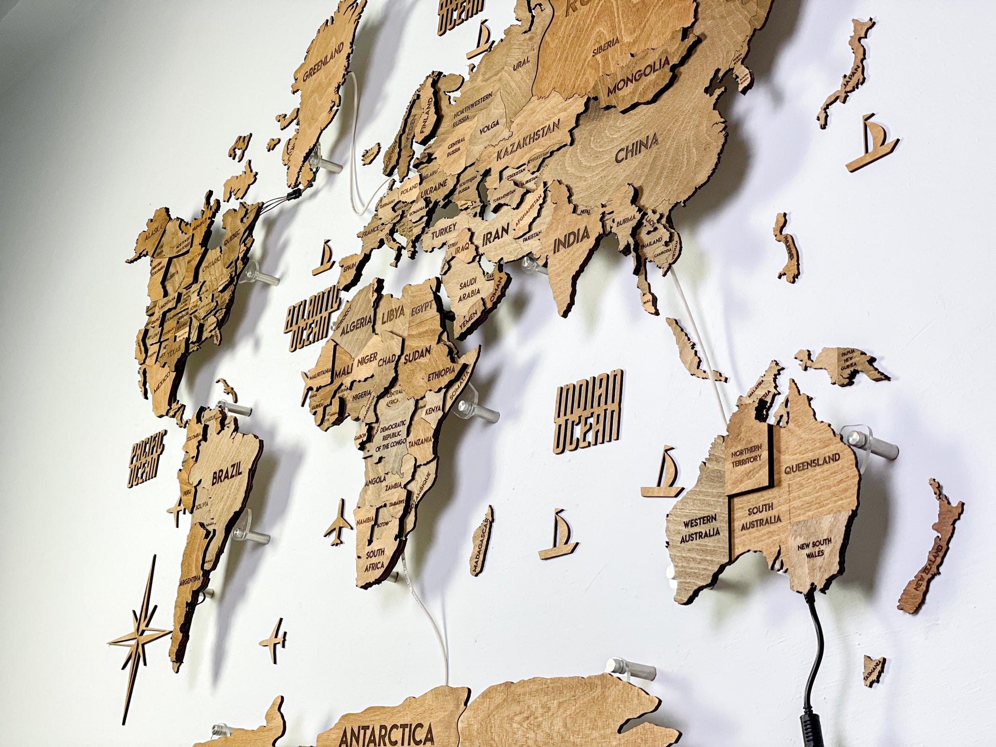 Drewniana wielowarstwowa mapa swiata 3D LED kolor Brown