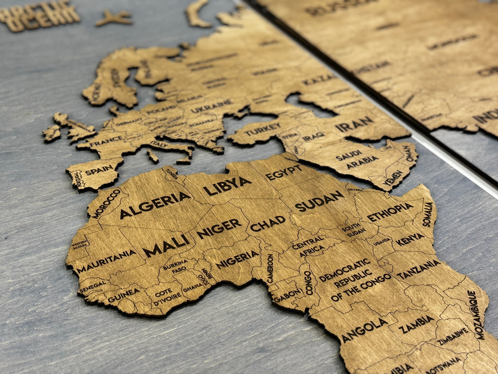Panel 2 — Drewniana mapa świata na ścianę z oświetleniem LED