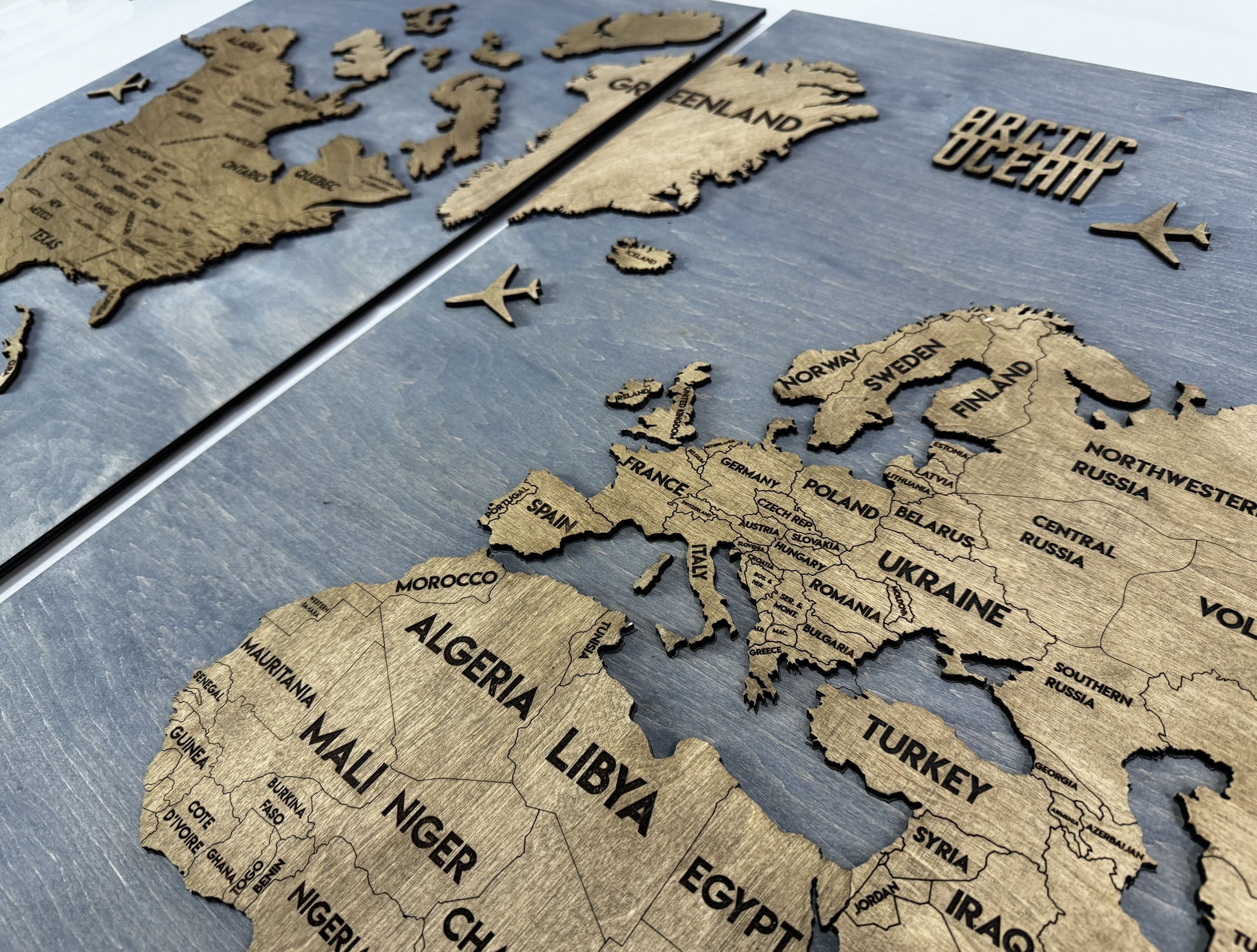 Panel 2 — Drewniana mapa świata na ścianę z oświetleniem LED