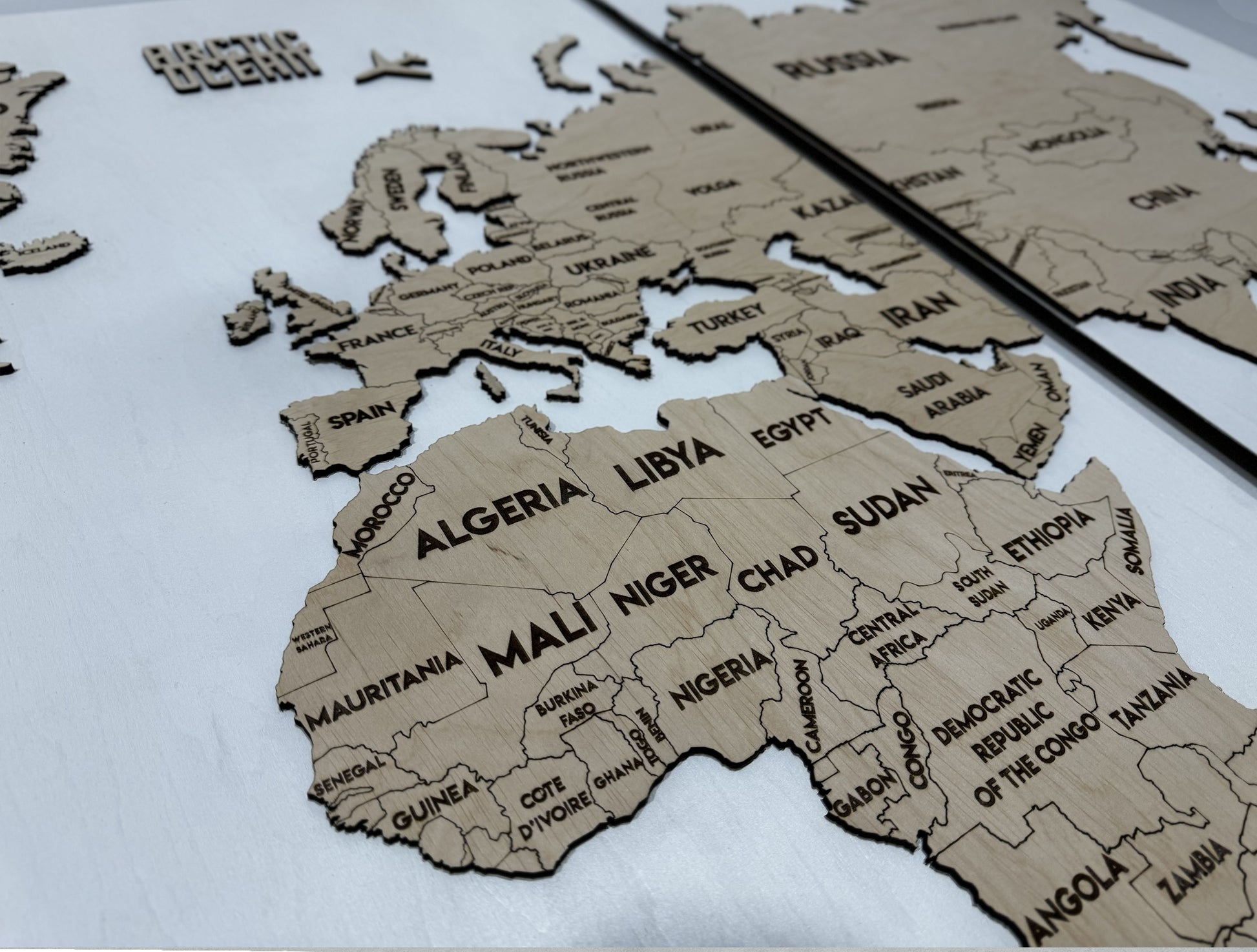 Panel 3 — Drewniana mapa świata na ścianę z oświetleniem LED
