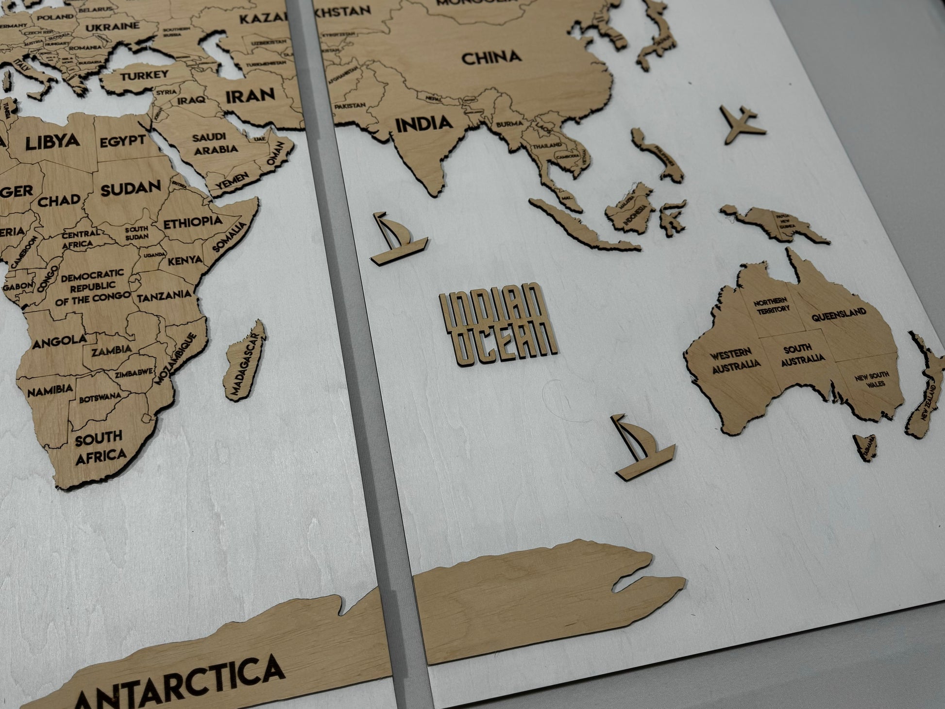 Panel 3 — Drewniana mapa świata na ścianę z oświetleniem LED