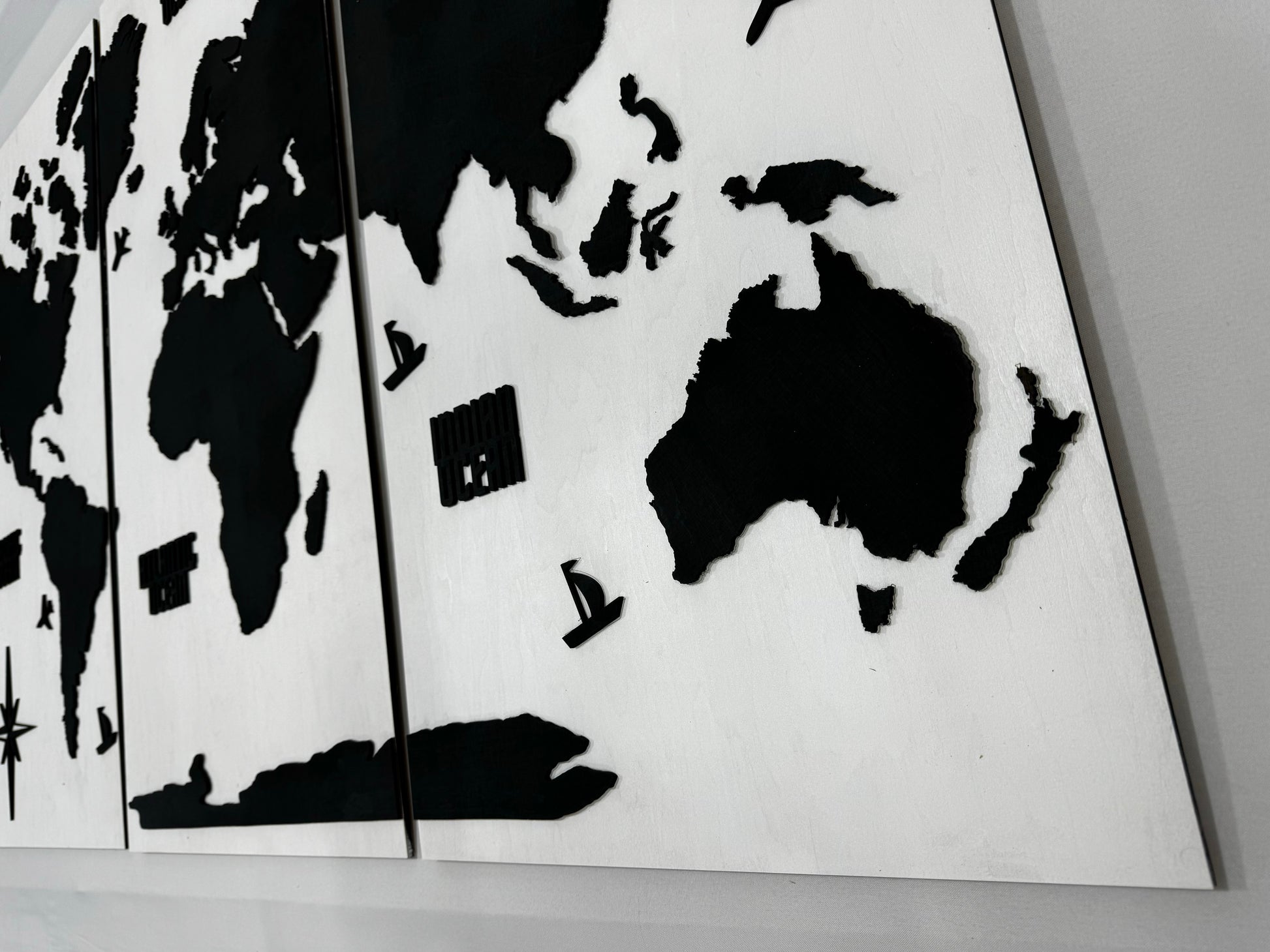Panel 4 — Drewniana mapa świata na ścianę z oświetleniem LED