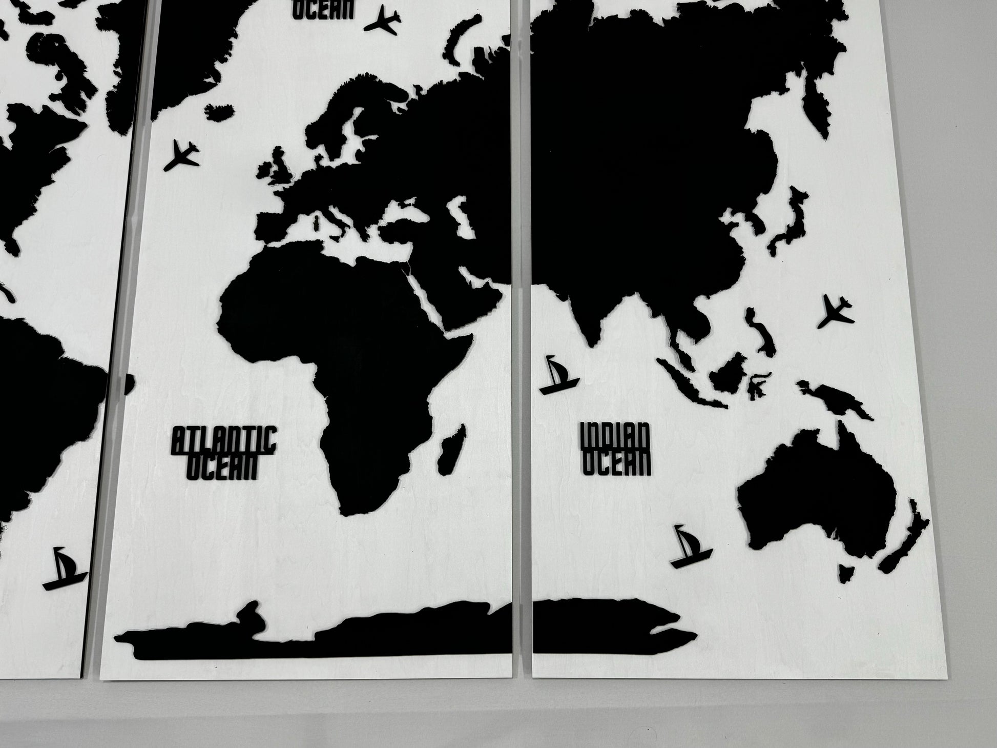 Panel 4 — Drewniana mapa świata na ścianę z oświetleniem LED