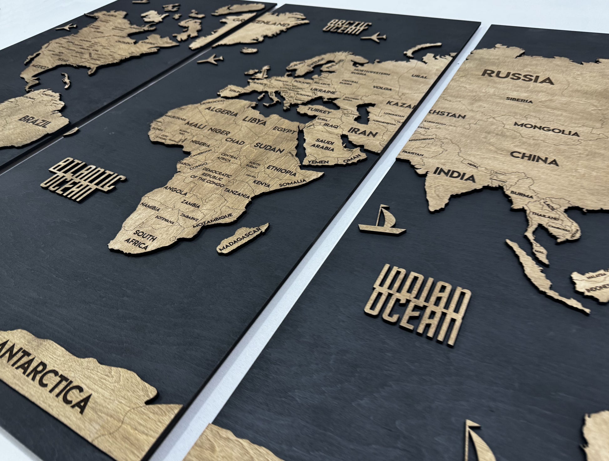 Panel 6 — Drewniana mapa świata na ścianę z oświetleniem LED