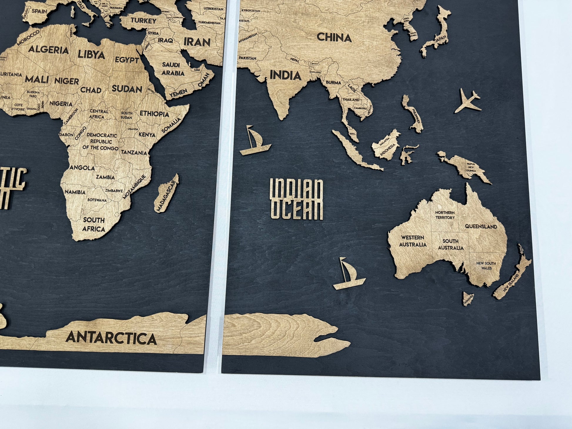 Panel 6 — Drewniana mapa świata na ścianę z oświetleniem LED