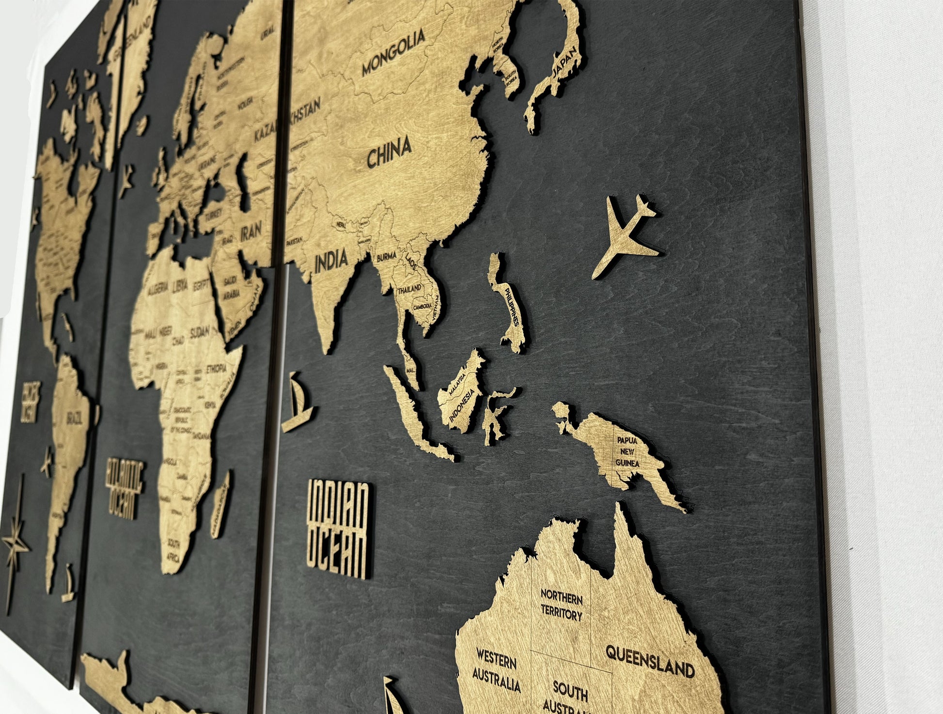 Panel 6 — Drewniana mapa świata na ścianę z oświetleniem LED
