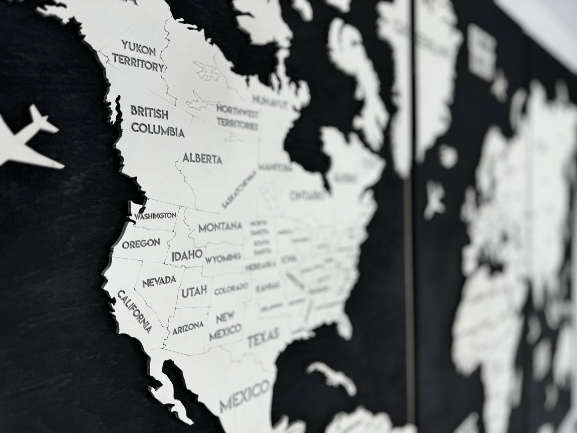 Panel 5 — Drewniana mapa świata na ścianę z oświetleniem LED