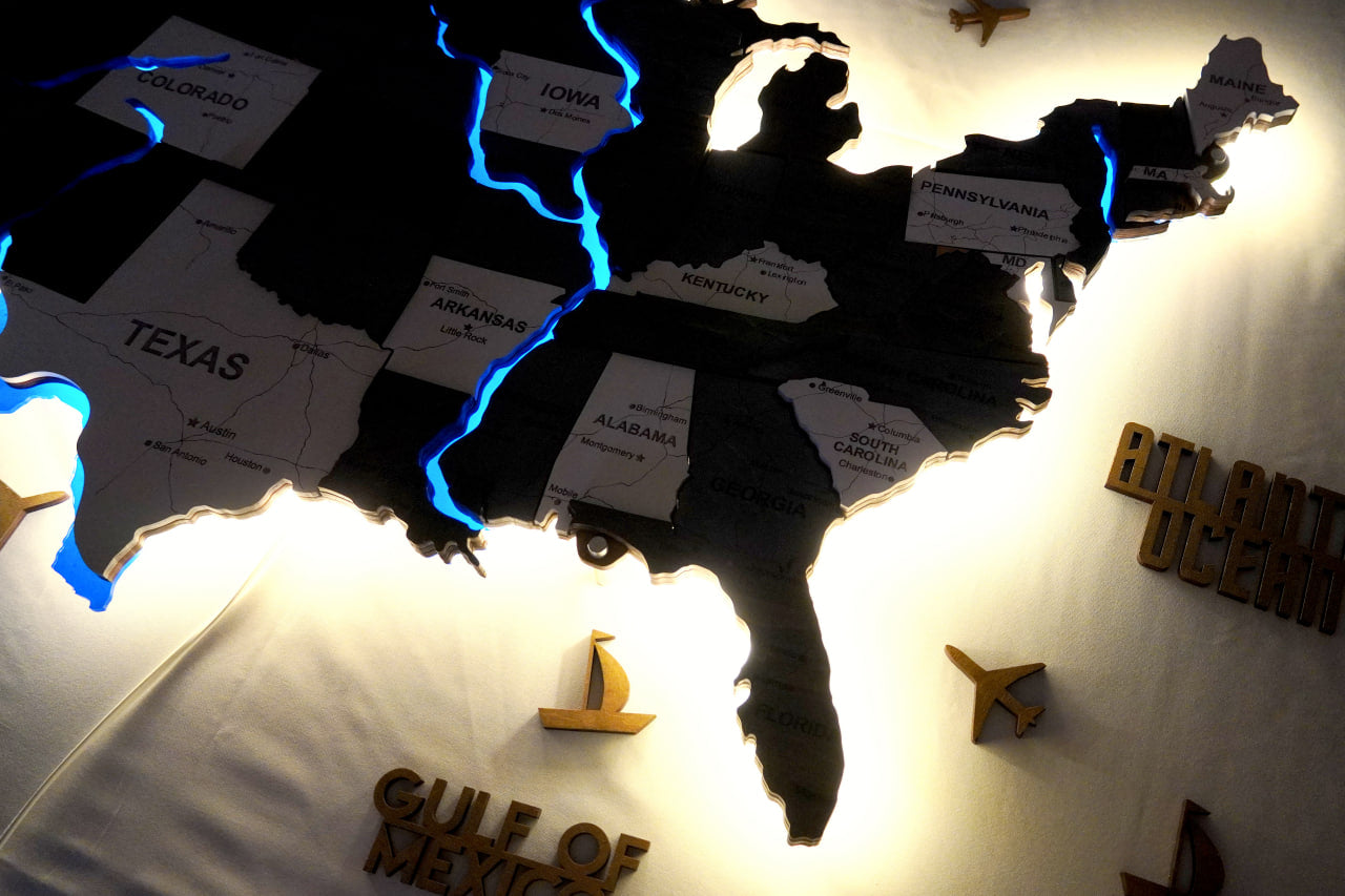 Drewniana mapa USA z LED i rzekami, kolor Loft