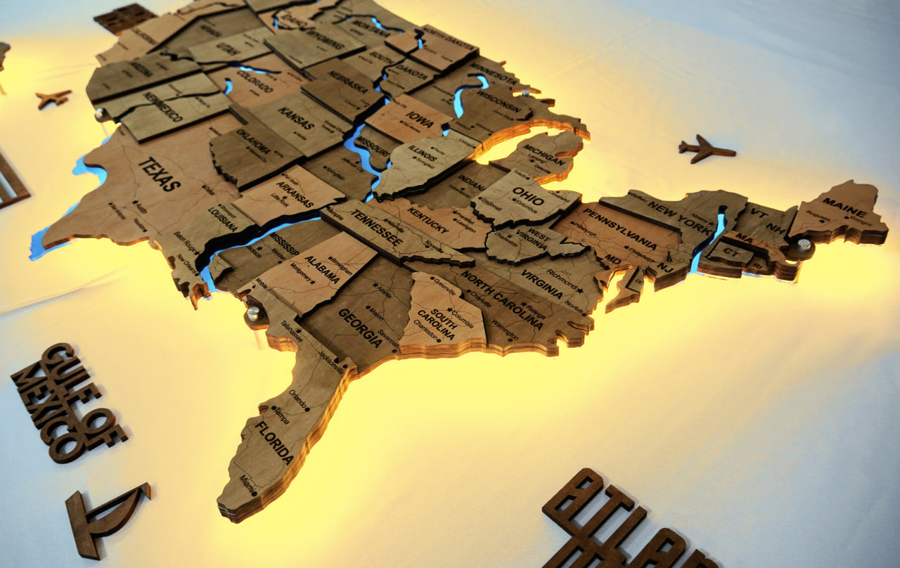 Drewniana mapa USA z LED i rzekami, kolor Light Tree