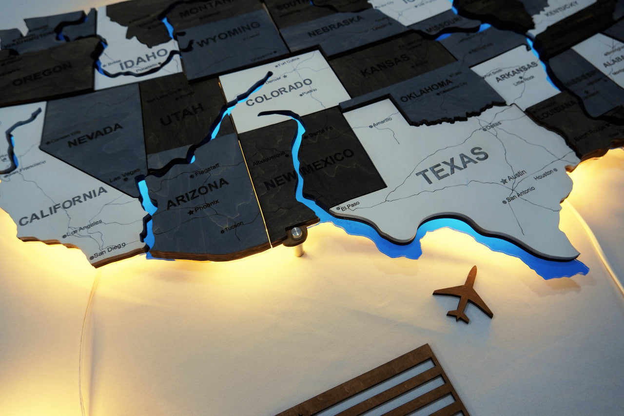 Drewniana mapa USA z LED i rzekami, kolor Loft