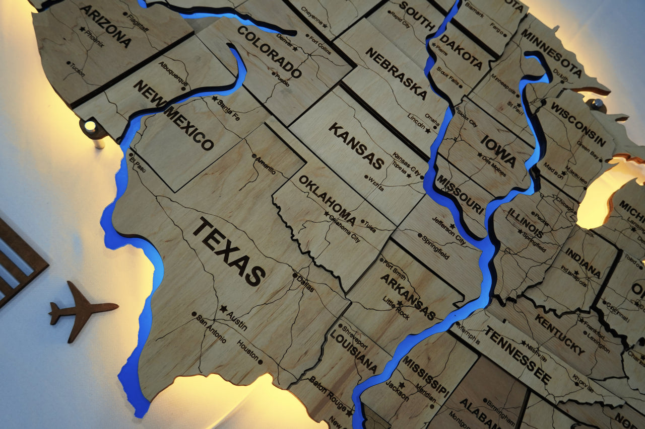 Drewniana mapa USA z LED i rzekami, kolor Natural