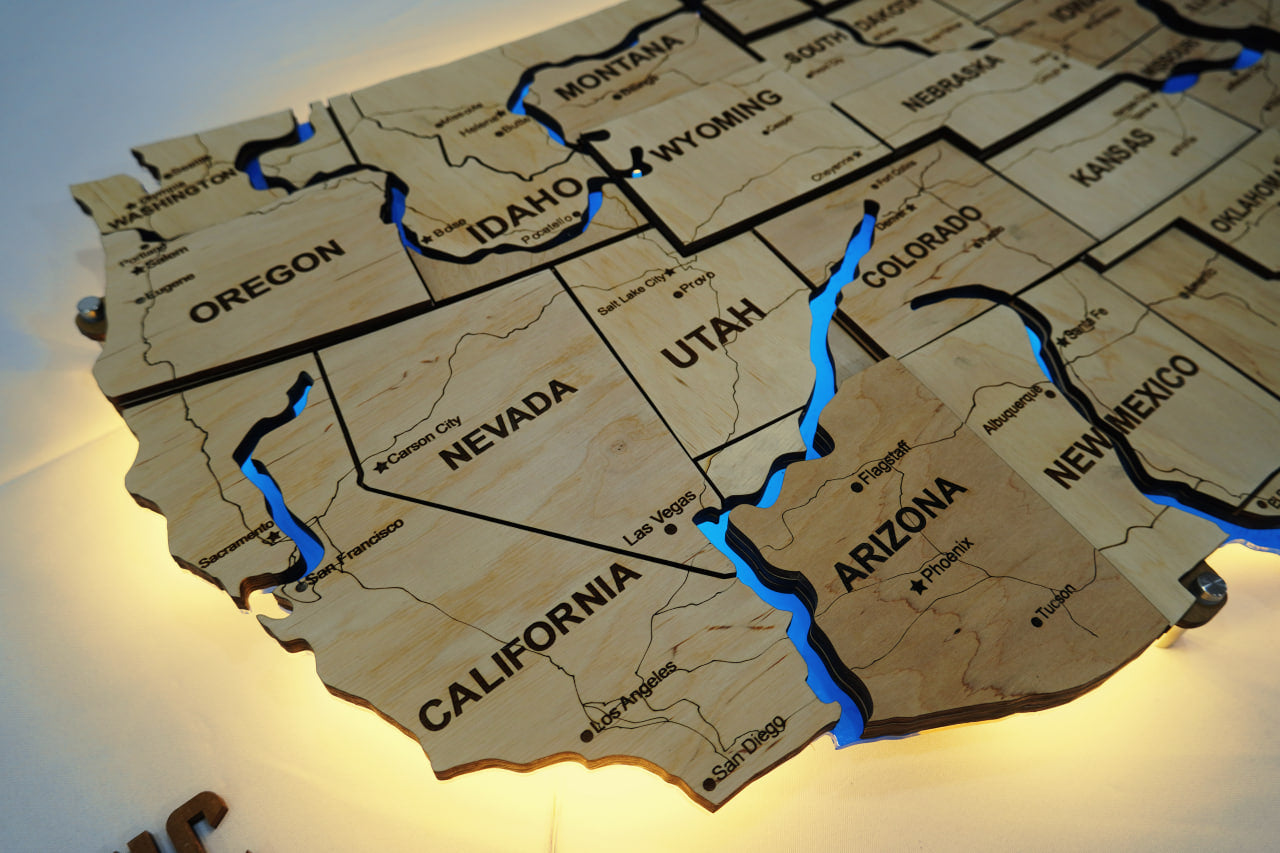 Drewniana mapa USA z LED i rzekami, kolor Natural