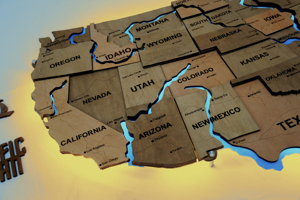Drewniana mapa USA z LED i rzekami, kolor Light Tree