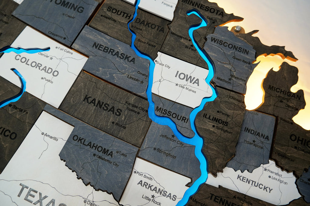 Drewniana mapa USA z LED i rzekami, kolor Loft
